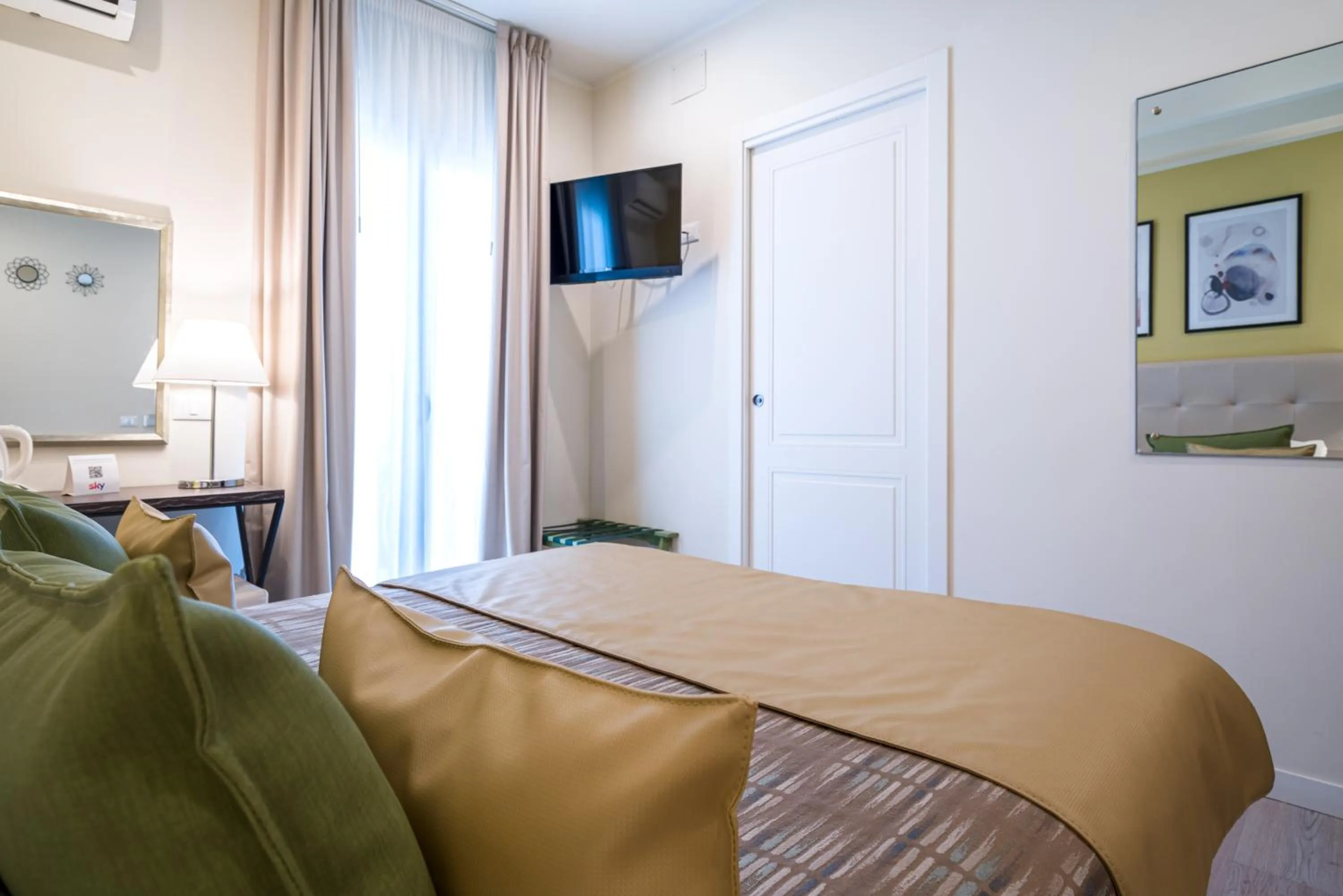 Photo of the whole room, Bed in Hotel Rivage Taormina