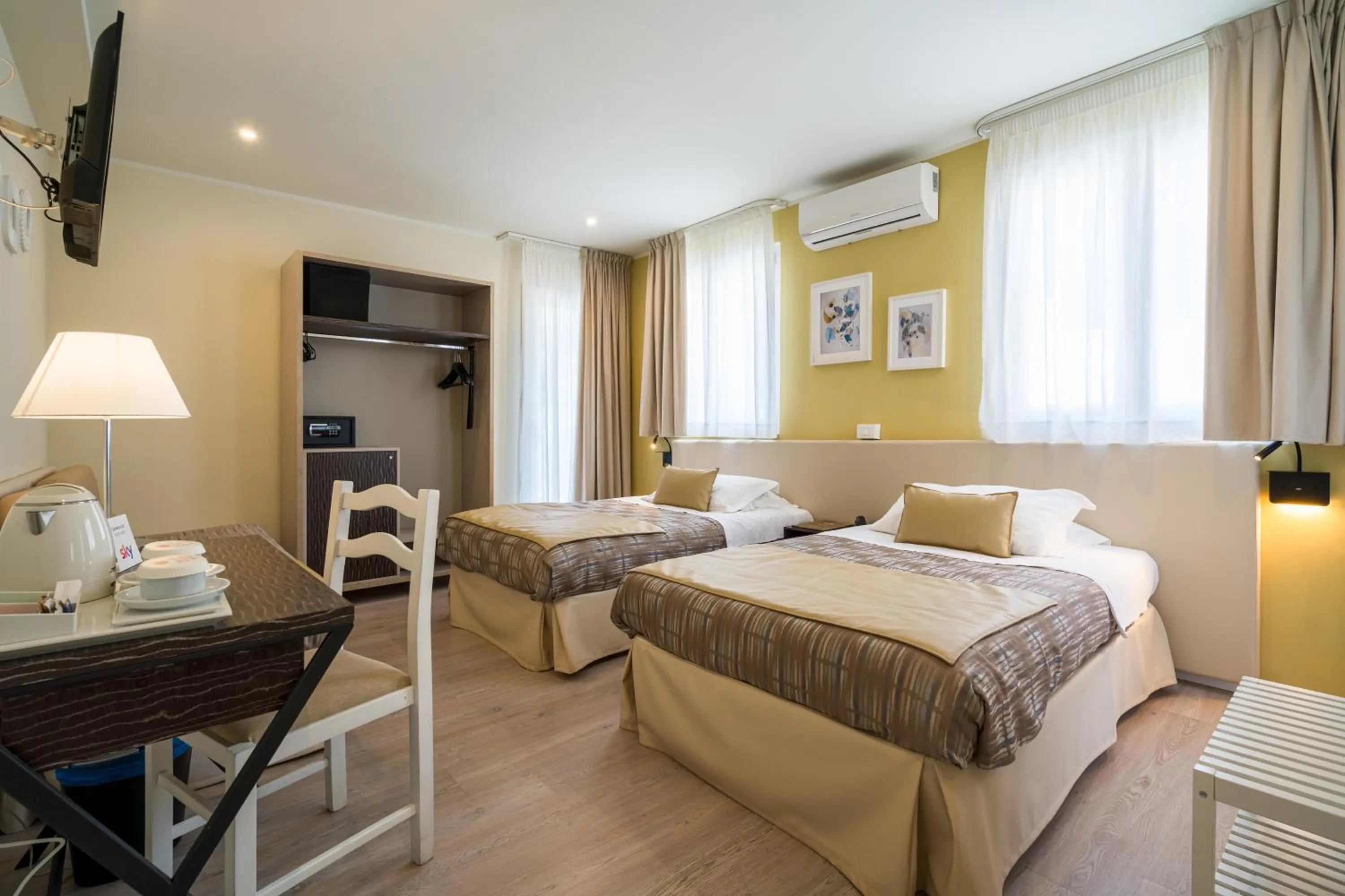 Photo of the whole room, Bed in Hotel Rivage Taormina