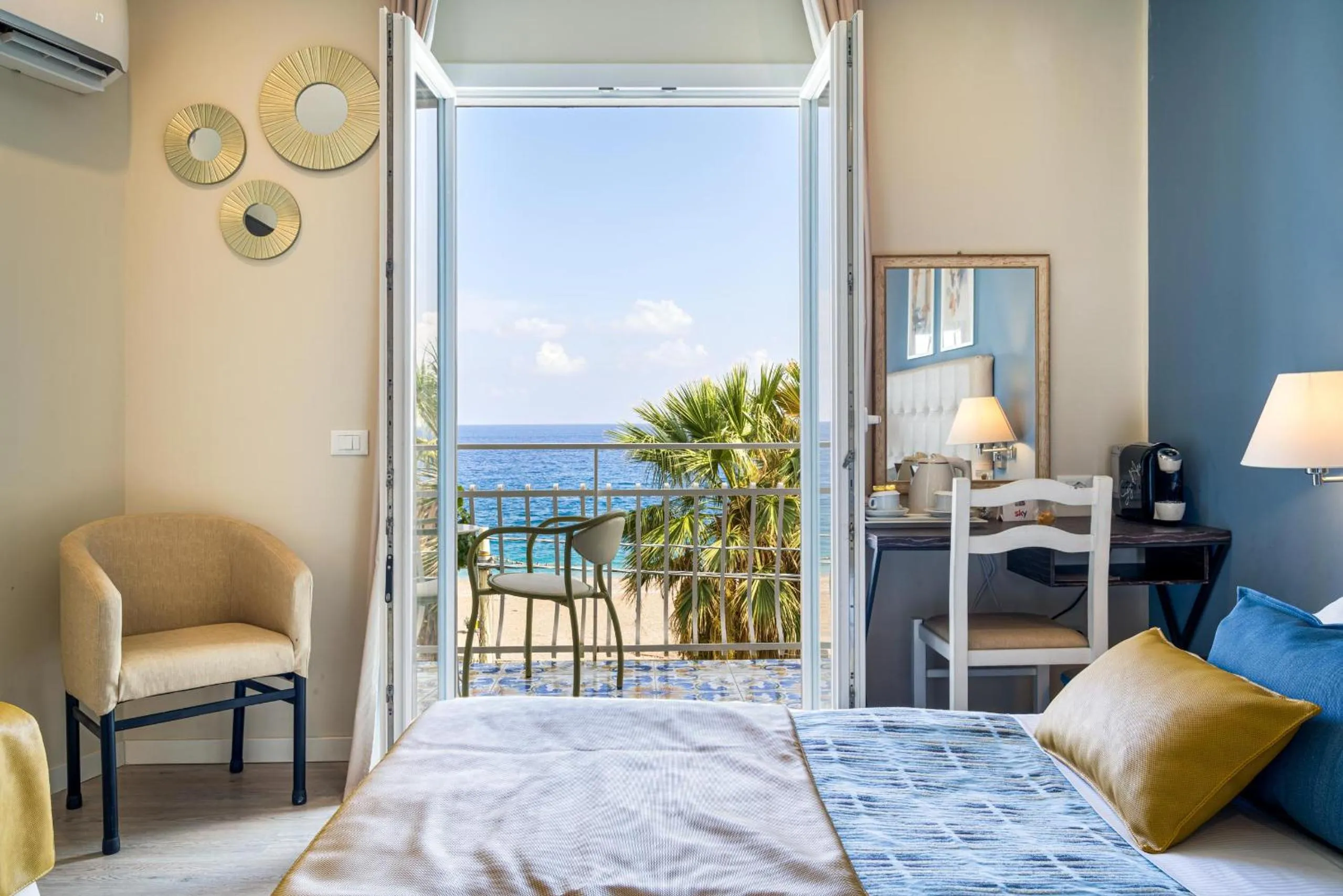 Bedroom, Bed in Hotel Rivage Taormina