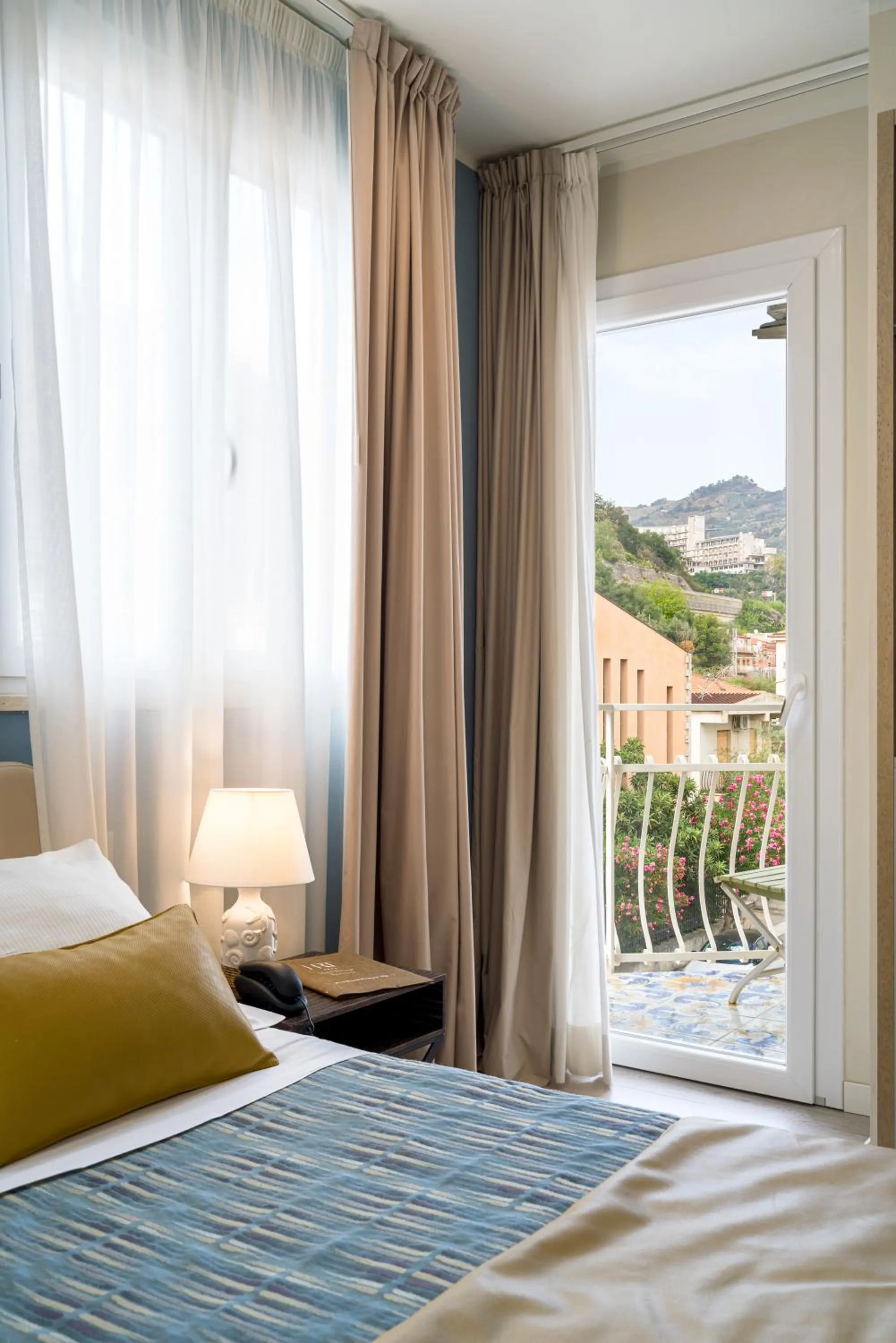 Balcony/Terrace, Bed in Hotel Rivage Taormina