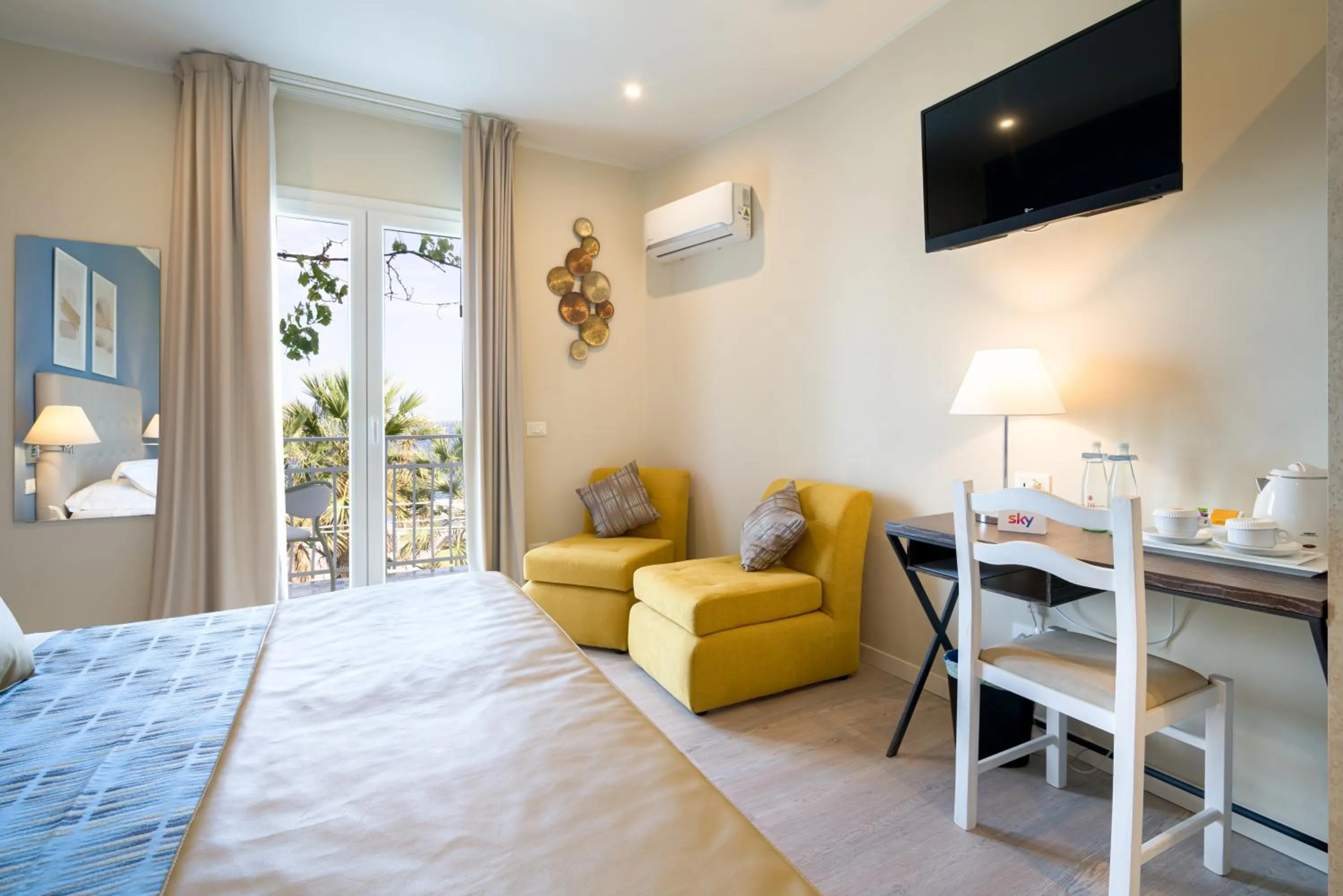 Photo of the whole room, Bed in Hotel Rivage Taormina