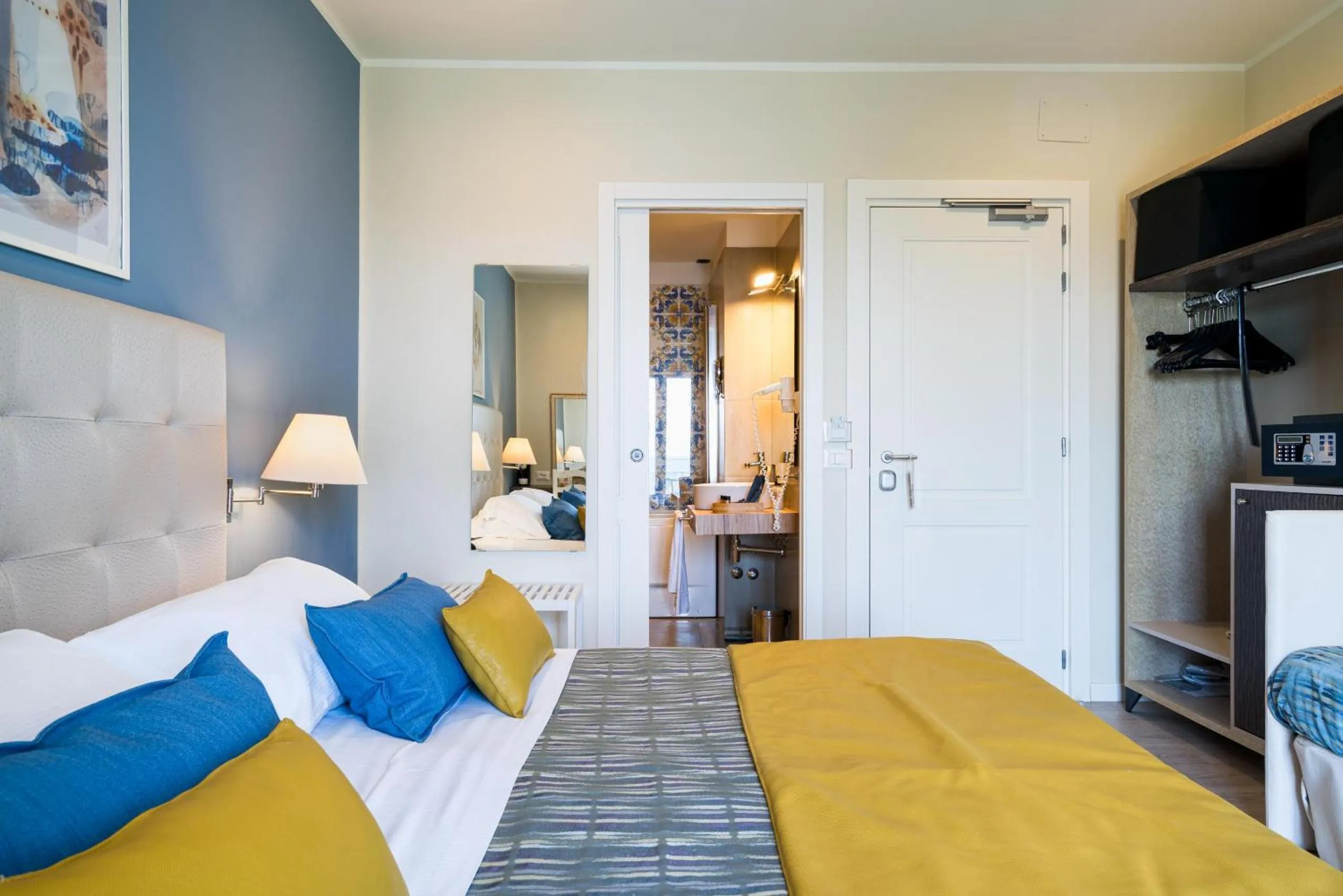 Photo of the whole room, Bed in Hotel Rivage Taormina