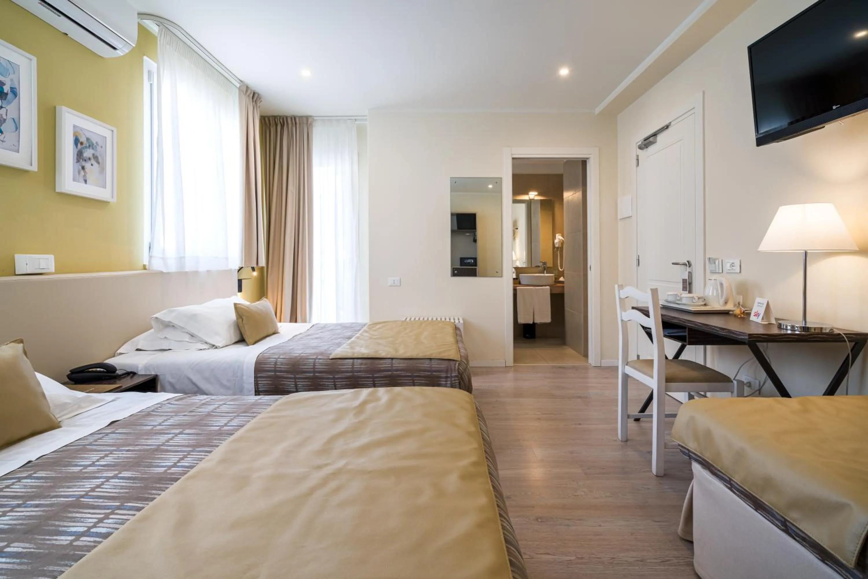 Photo of the whole room, Bed in Hotel Rivage Taormina