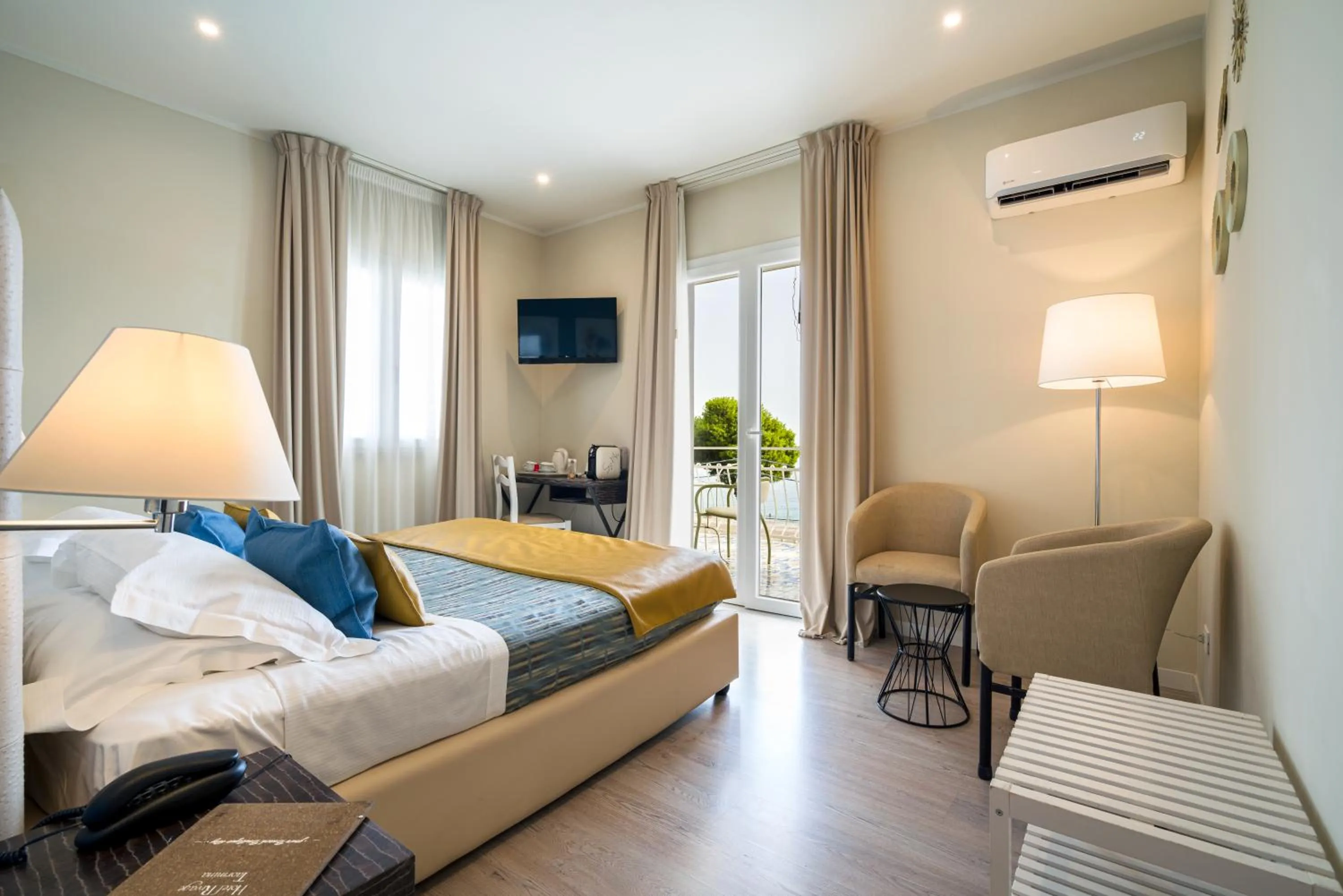 Photo of the whole room, Bed in Hotel Rivage Taormina