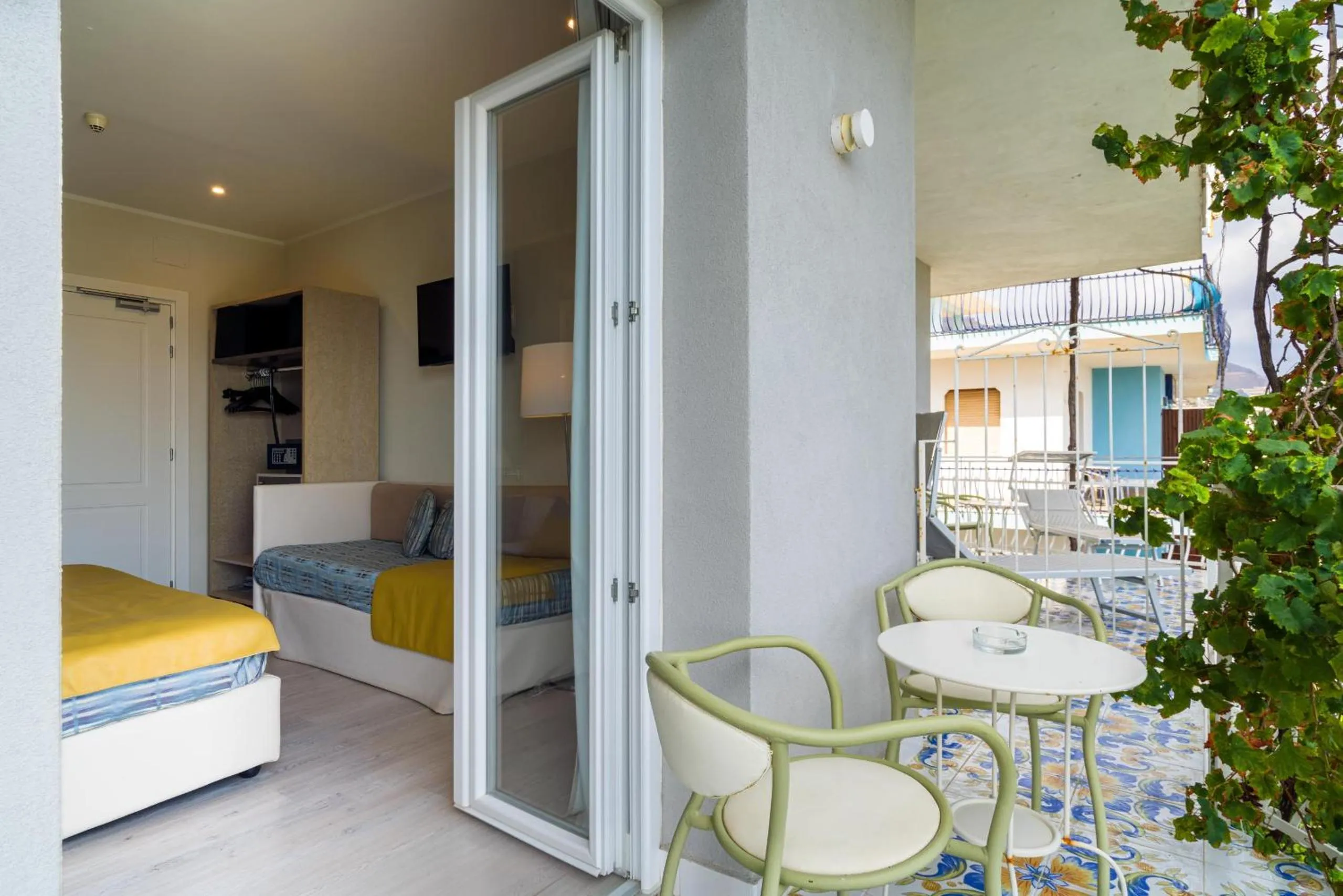 Balcony/Terrace, Bed in Hotel Rivage Taormina