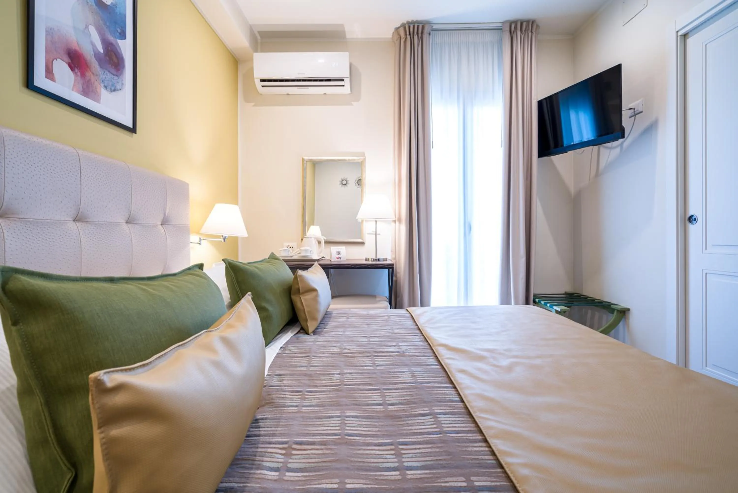 Photo of the whole room, Bed in Hotel Rivage Taormina