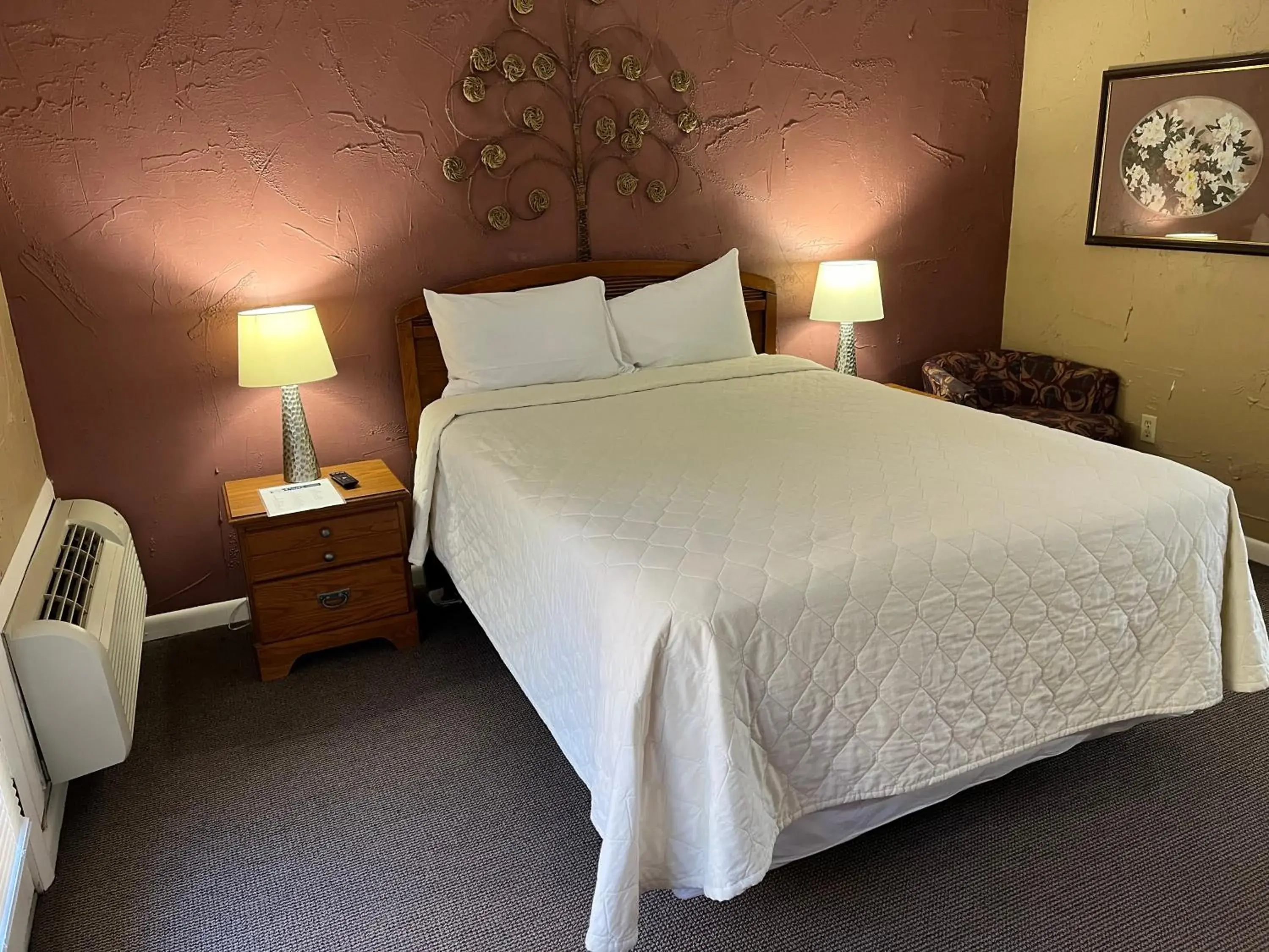 Queen Room in Carr's Northside Hotel and Cottages Queen Room in Carr's Northside Hotel and Cottages