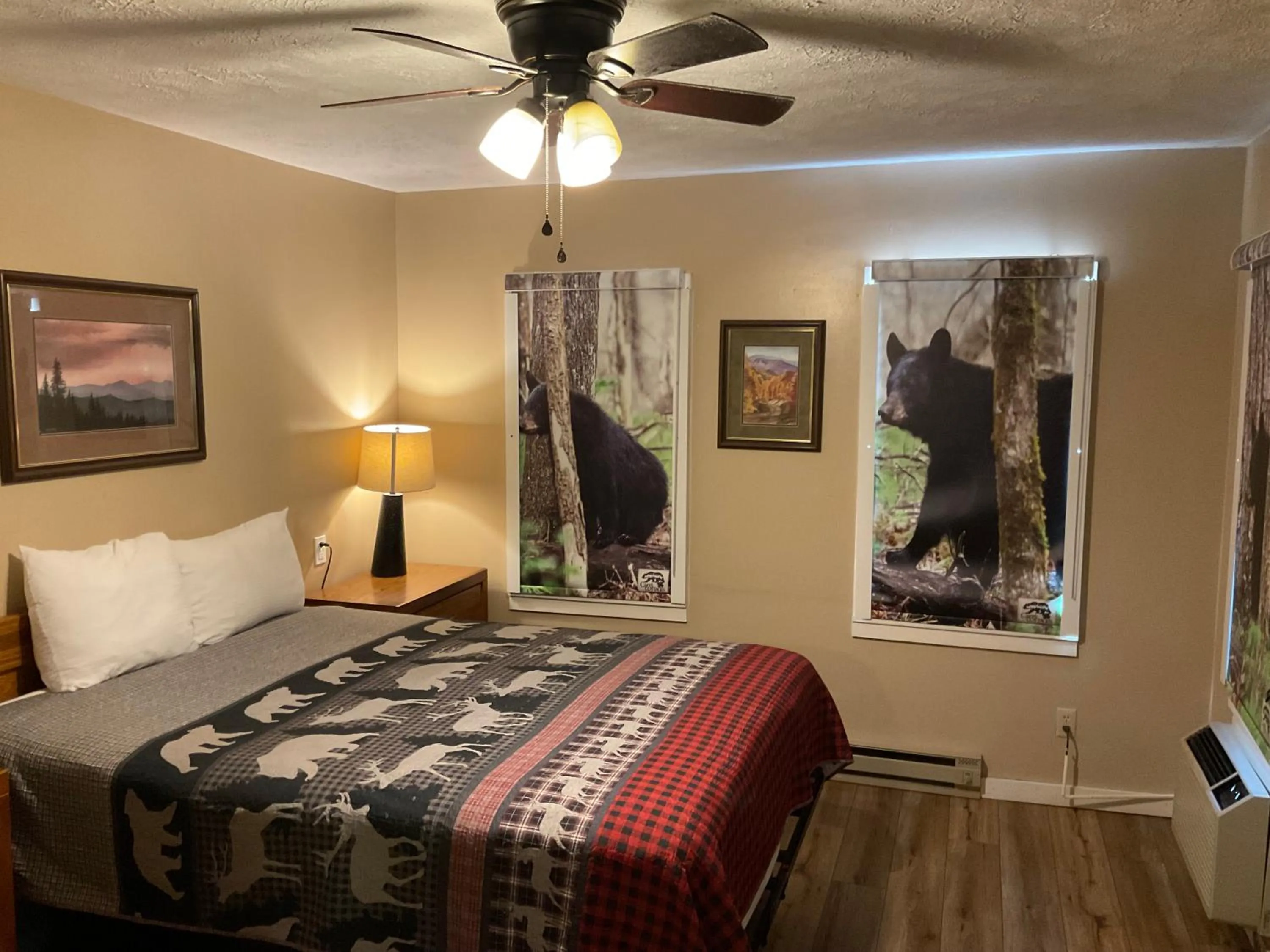 Bed in Carr's Northside Hotel and Cottages