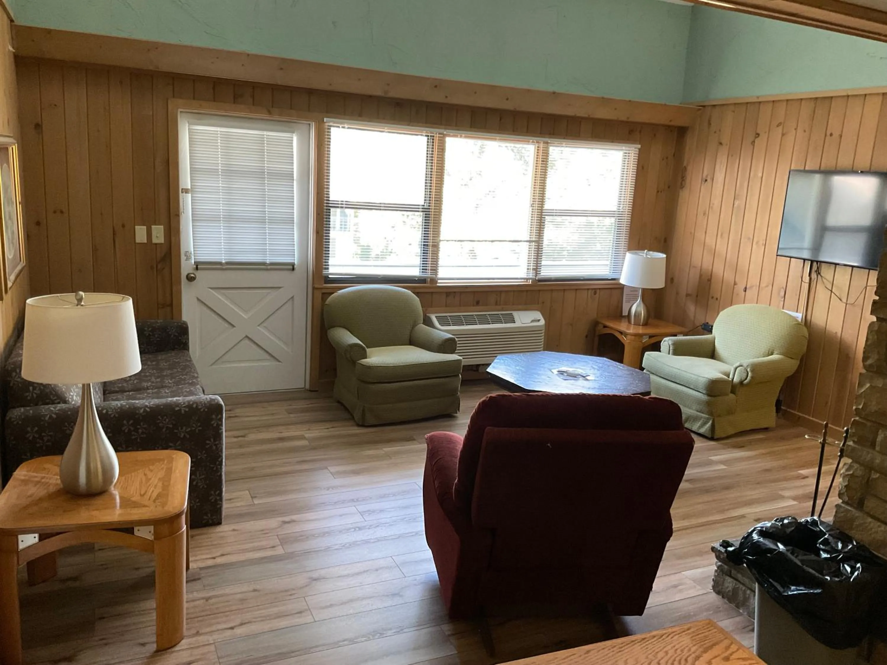 Carr's Northside Hotel and Cottages