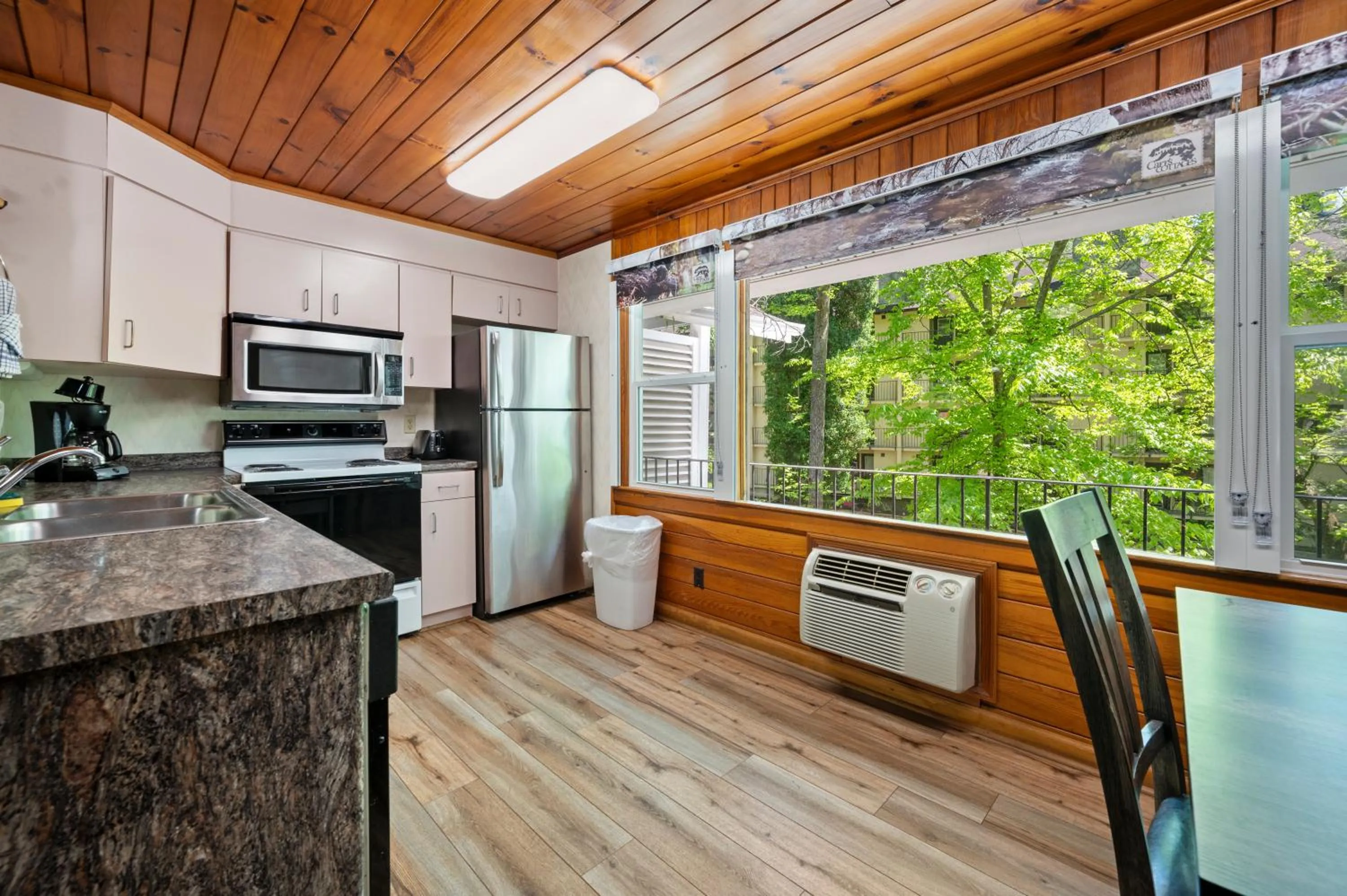 Carr's Northside Hotel and Cottages