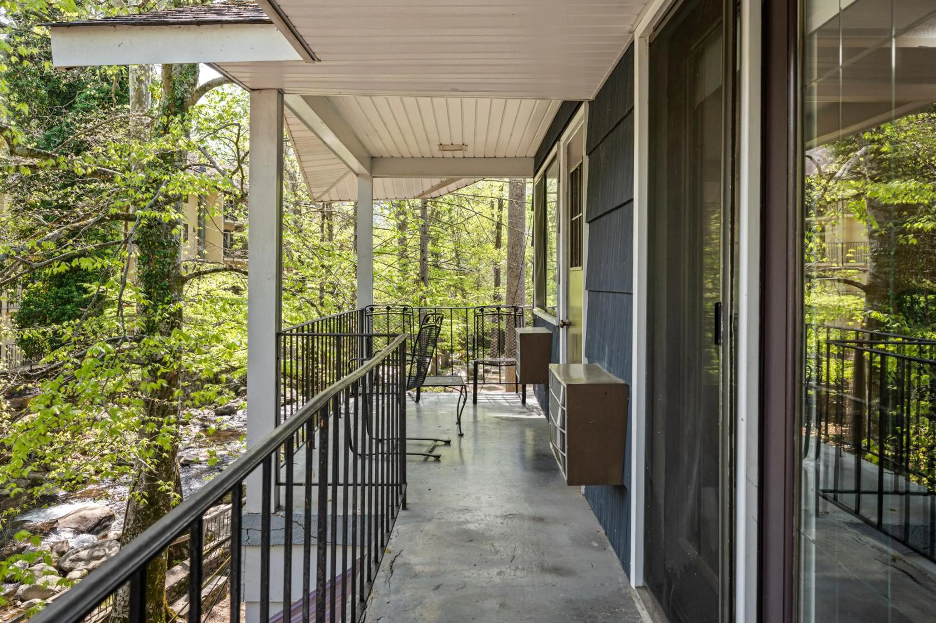 Carr's Northside Hotel and Cottages