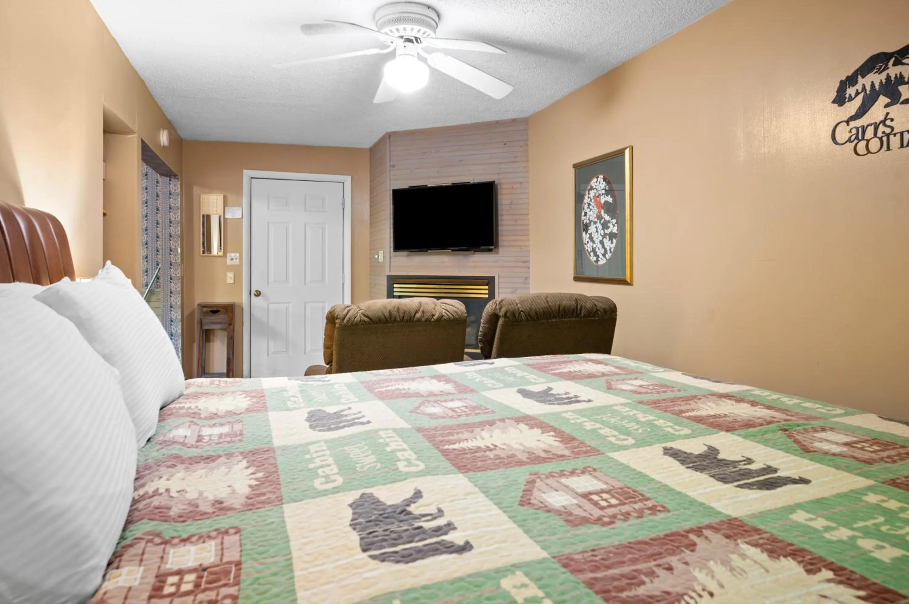 Bed in Carr's Northside Hotel and Cottages