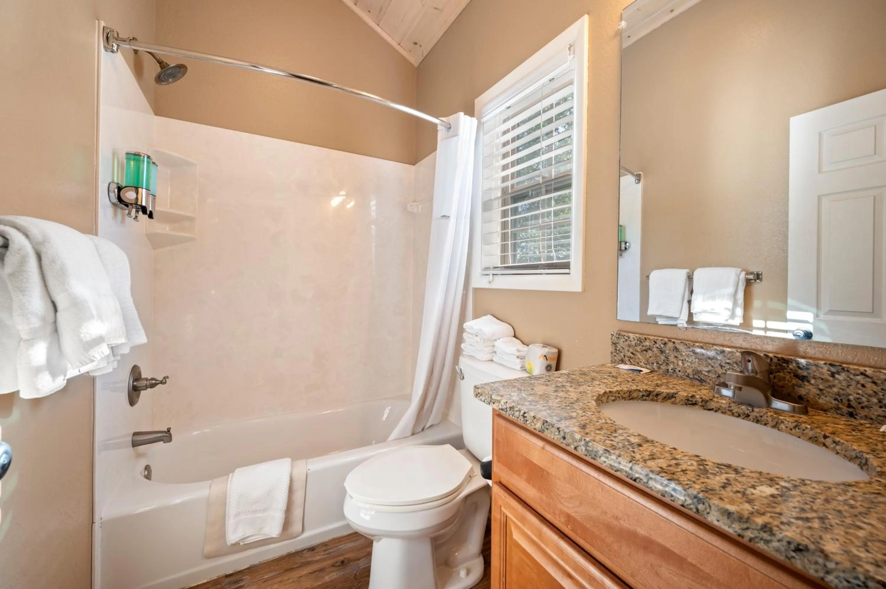 Carr's Northside Hotel and Cottages