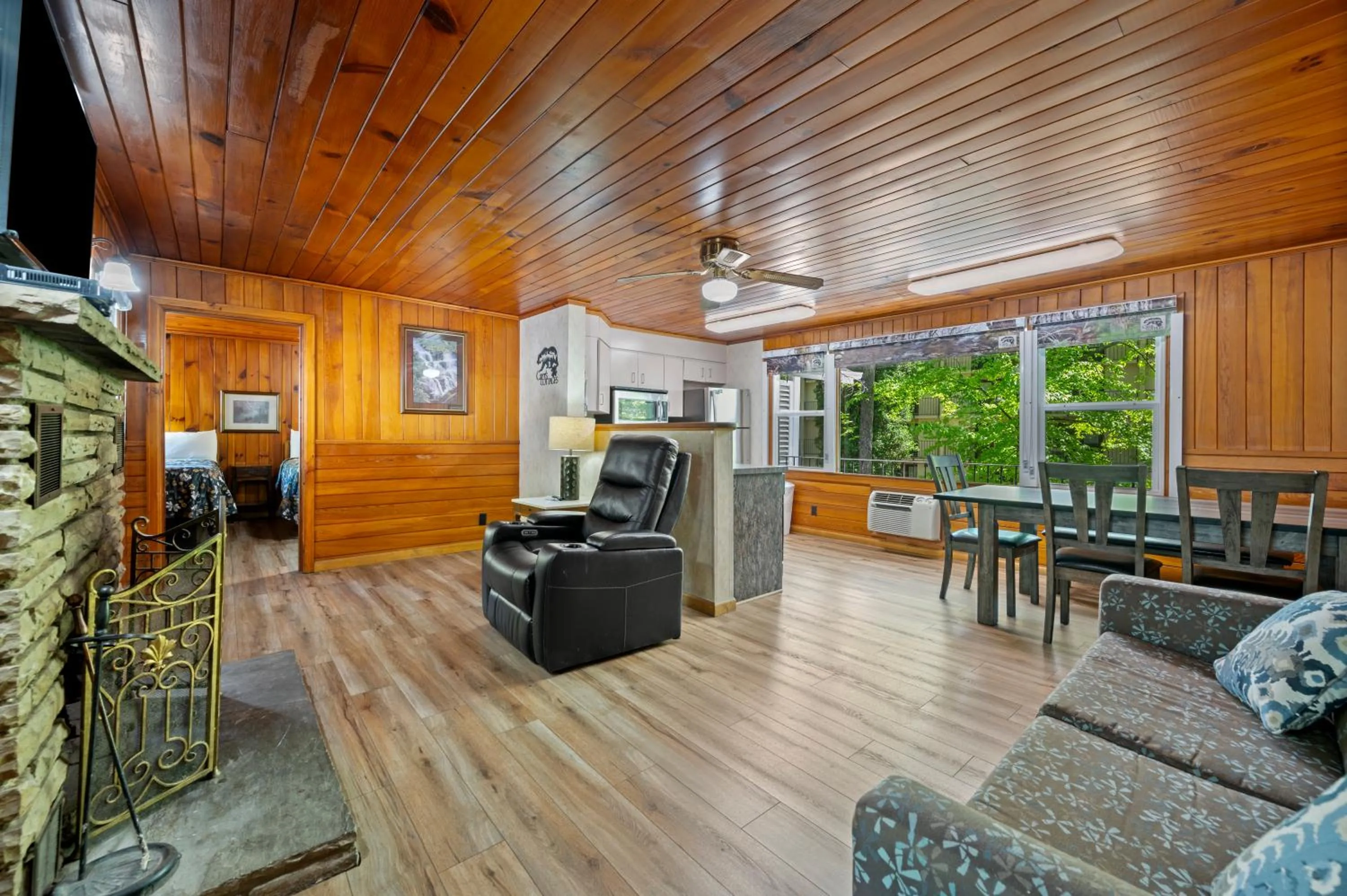 Carr's Northside Hotel and Cottages