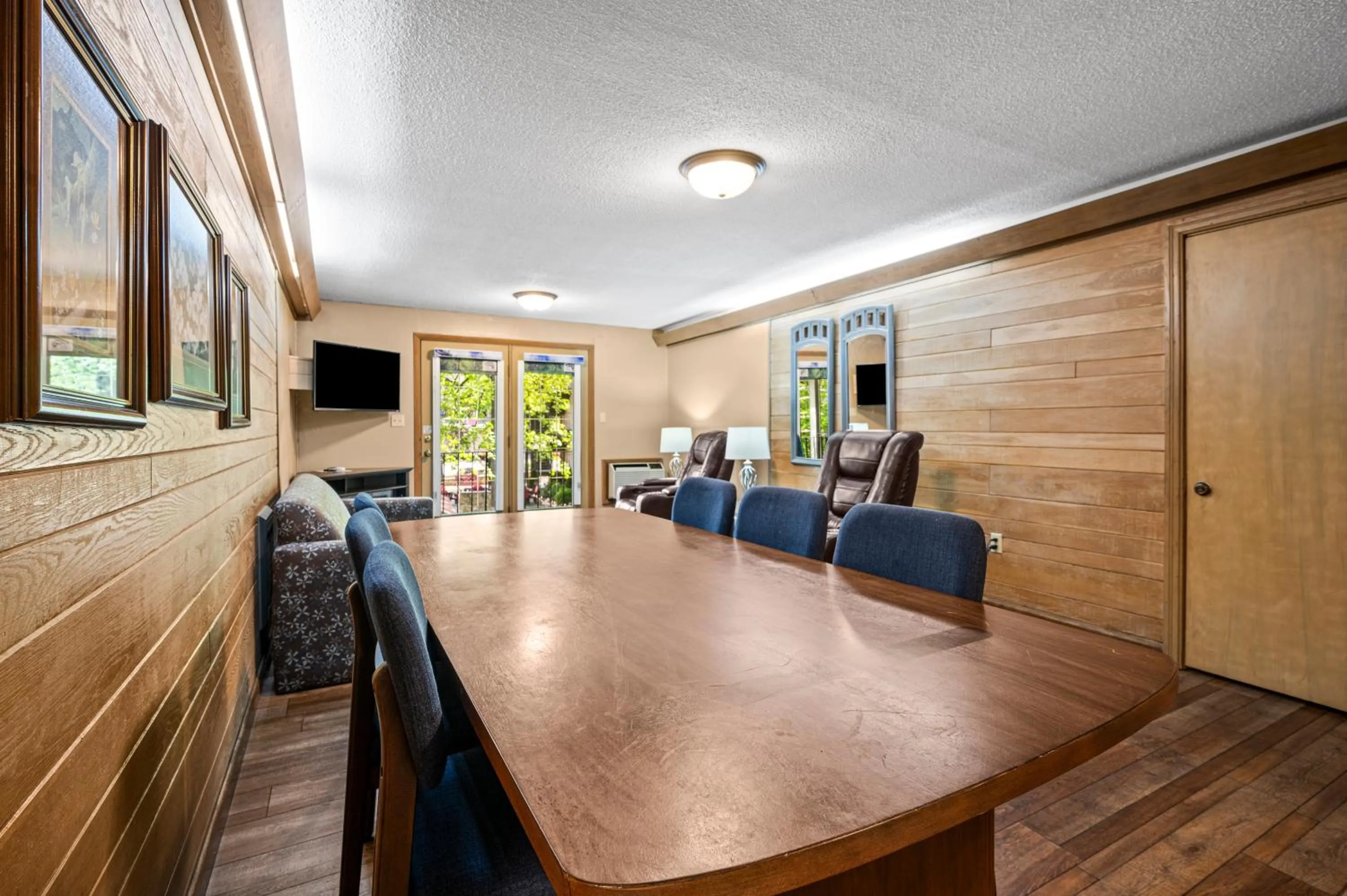 Carr's Northside Hotel and Cottages