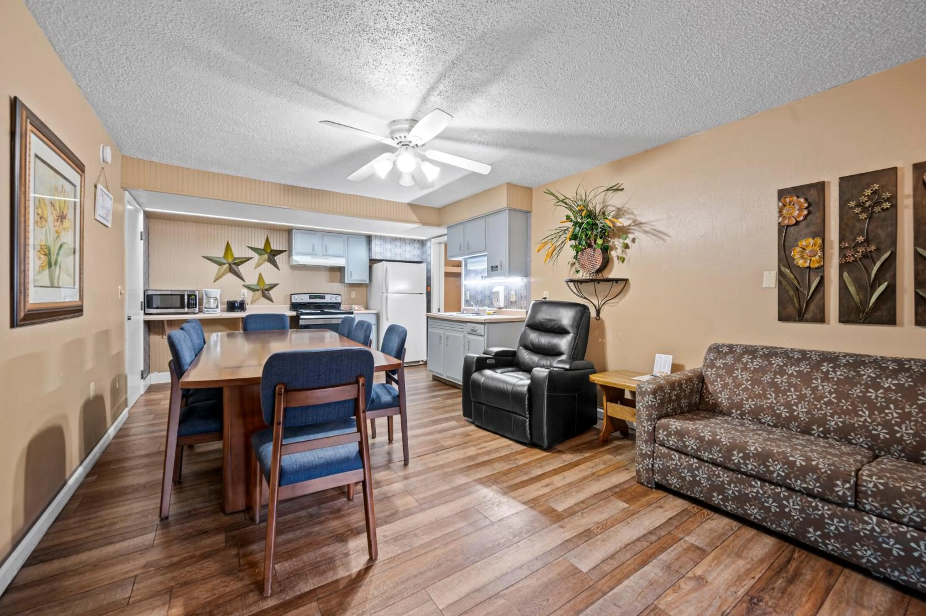 Carr's Northside Hotel and Cottages