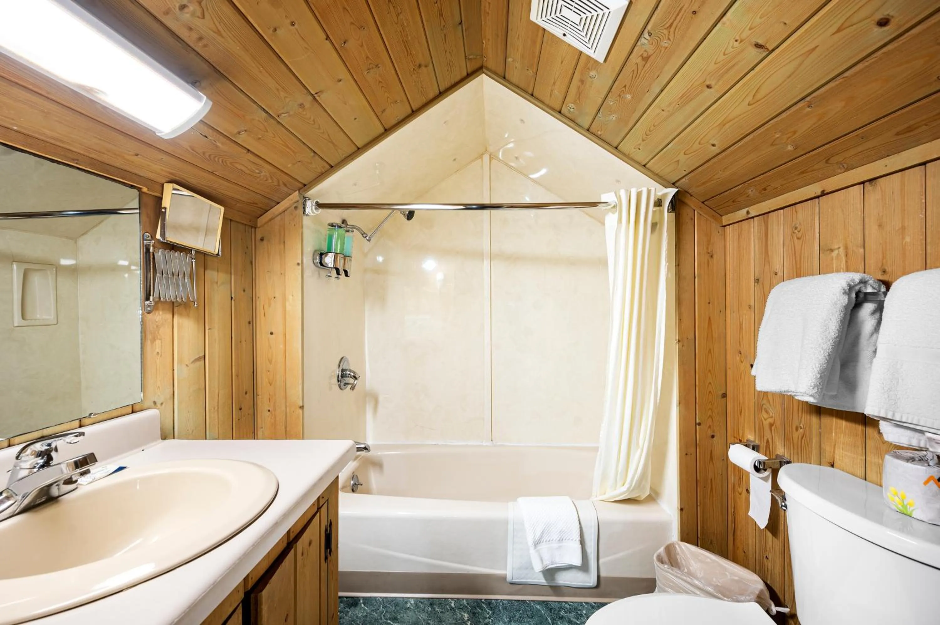 Carr's Northside Hotel and Cottages