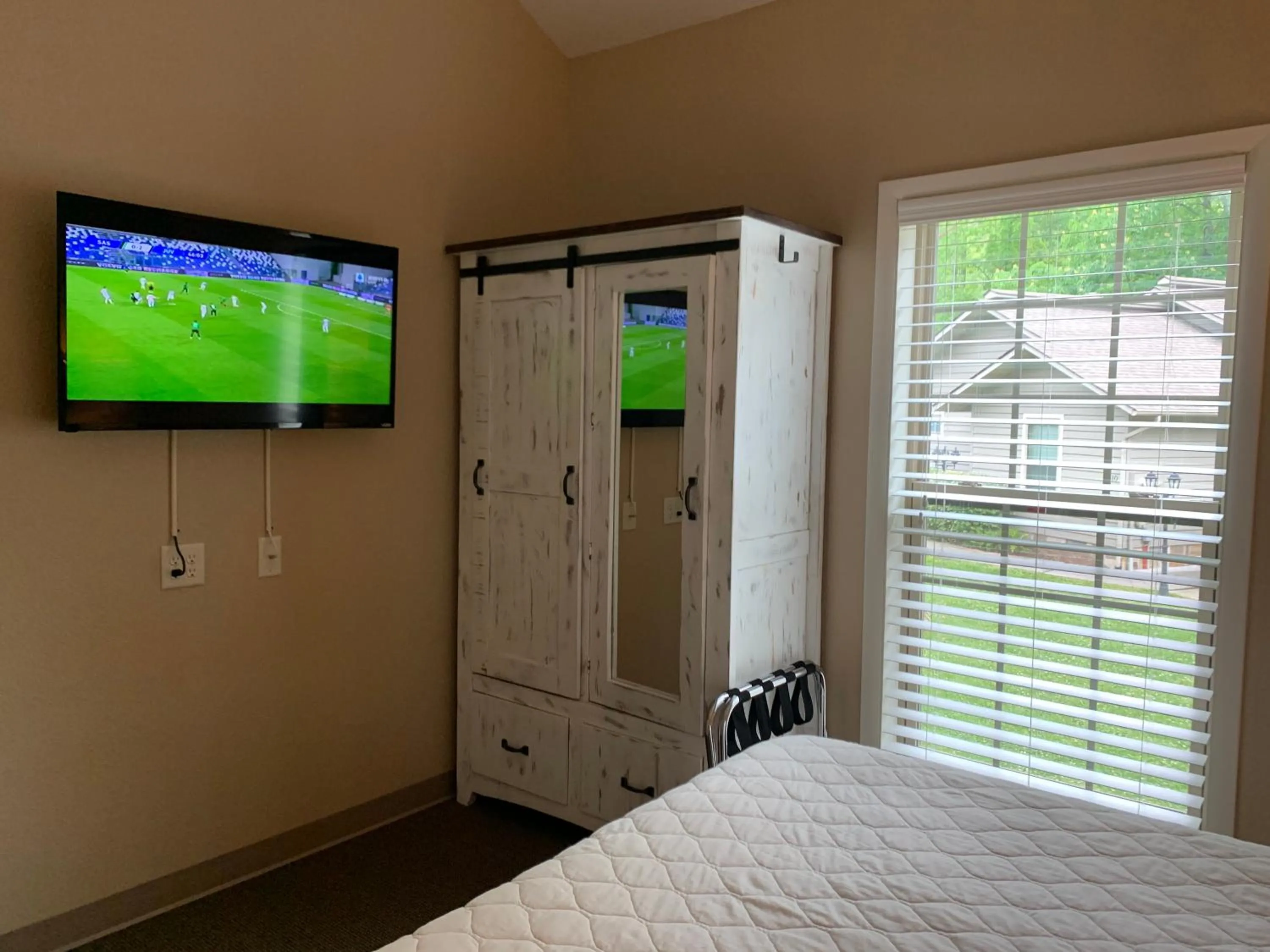 Bed in Carr's Northside Hotel and Cottages