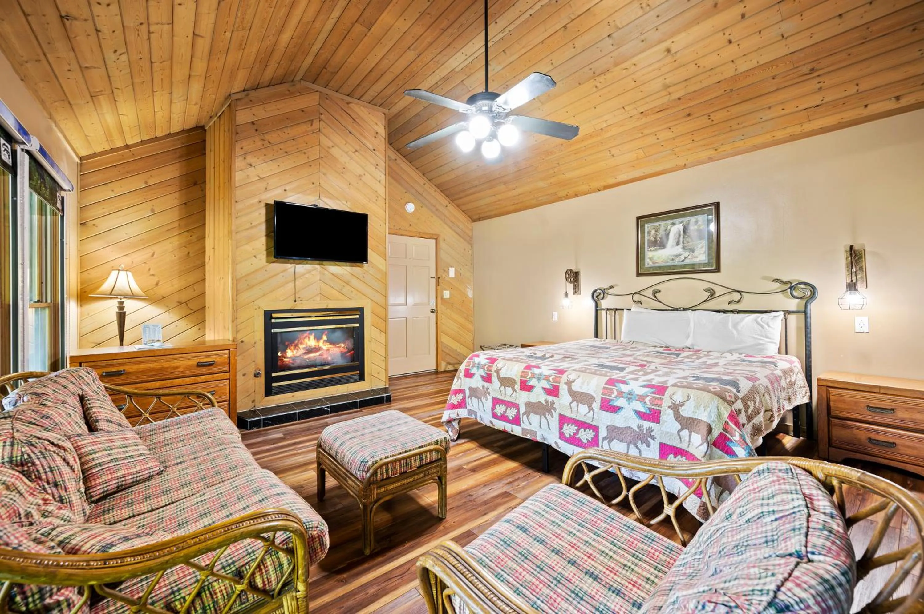 Bed in Carr's Northside Hotel and Cottages