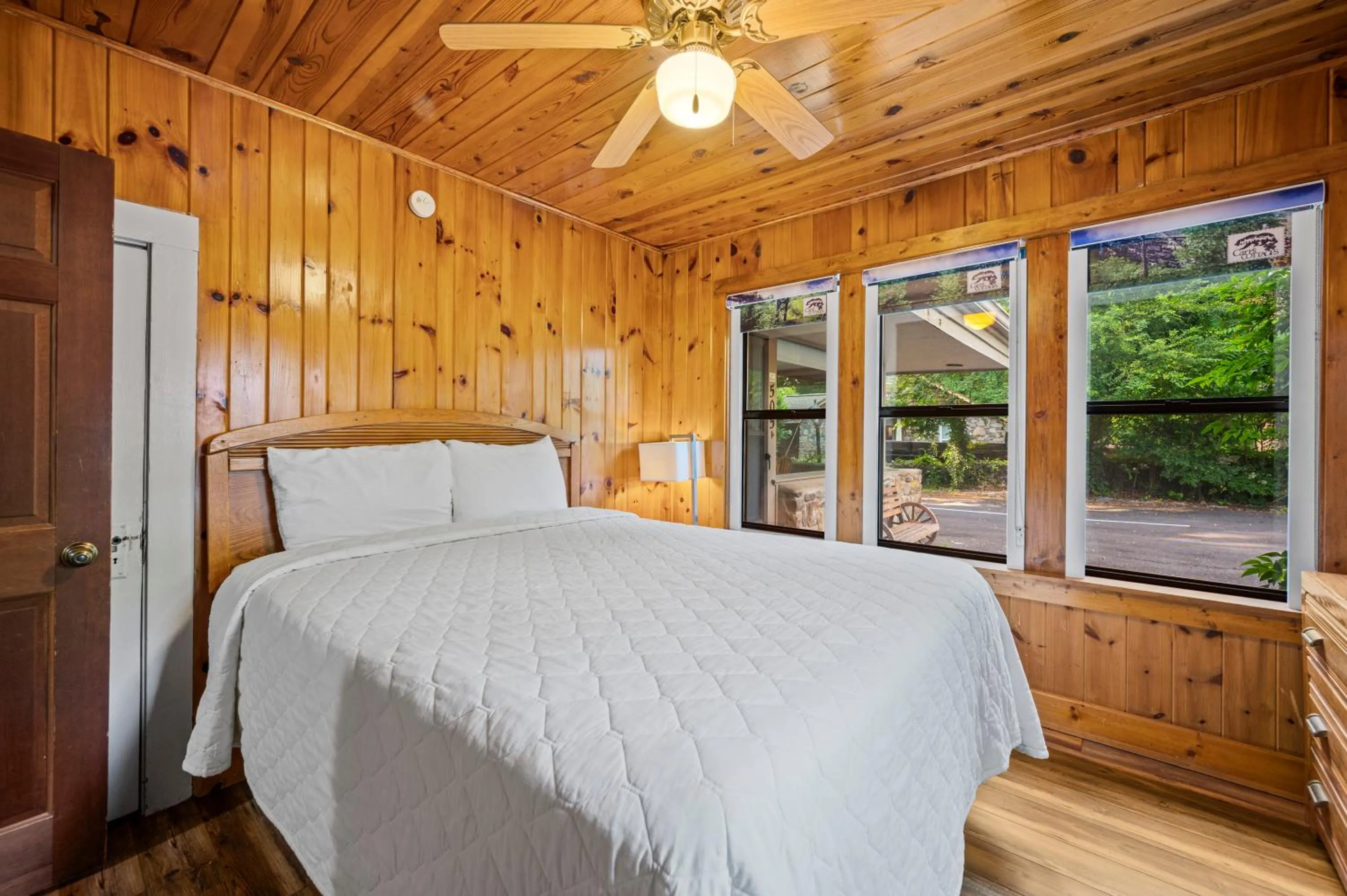 Bed in Carr's Northside Hotel and Cottages