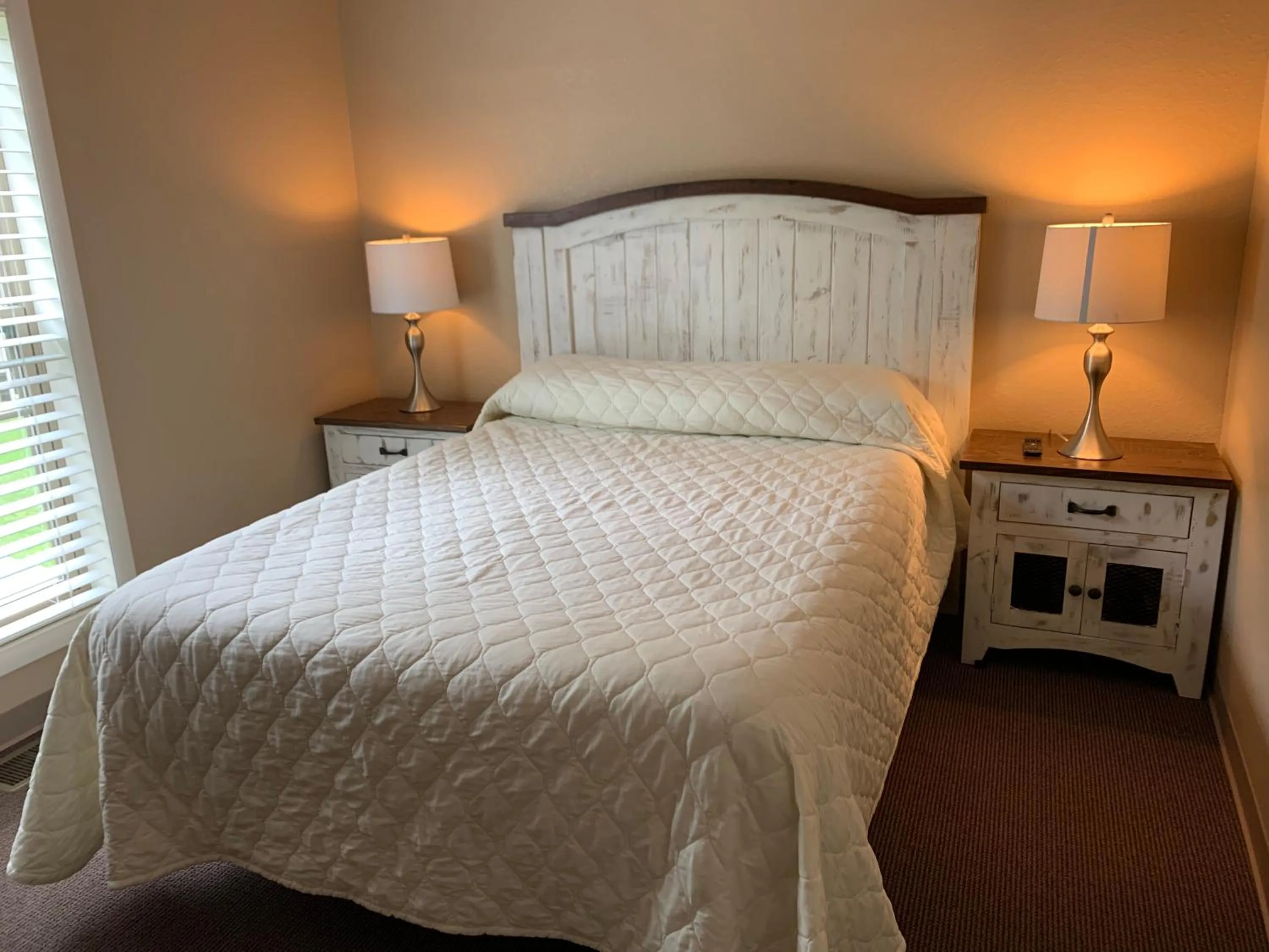 Bed in Carr's Northside Hotel and Cottages