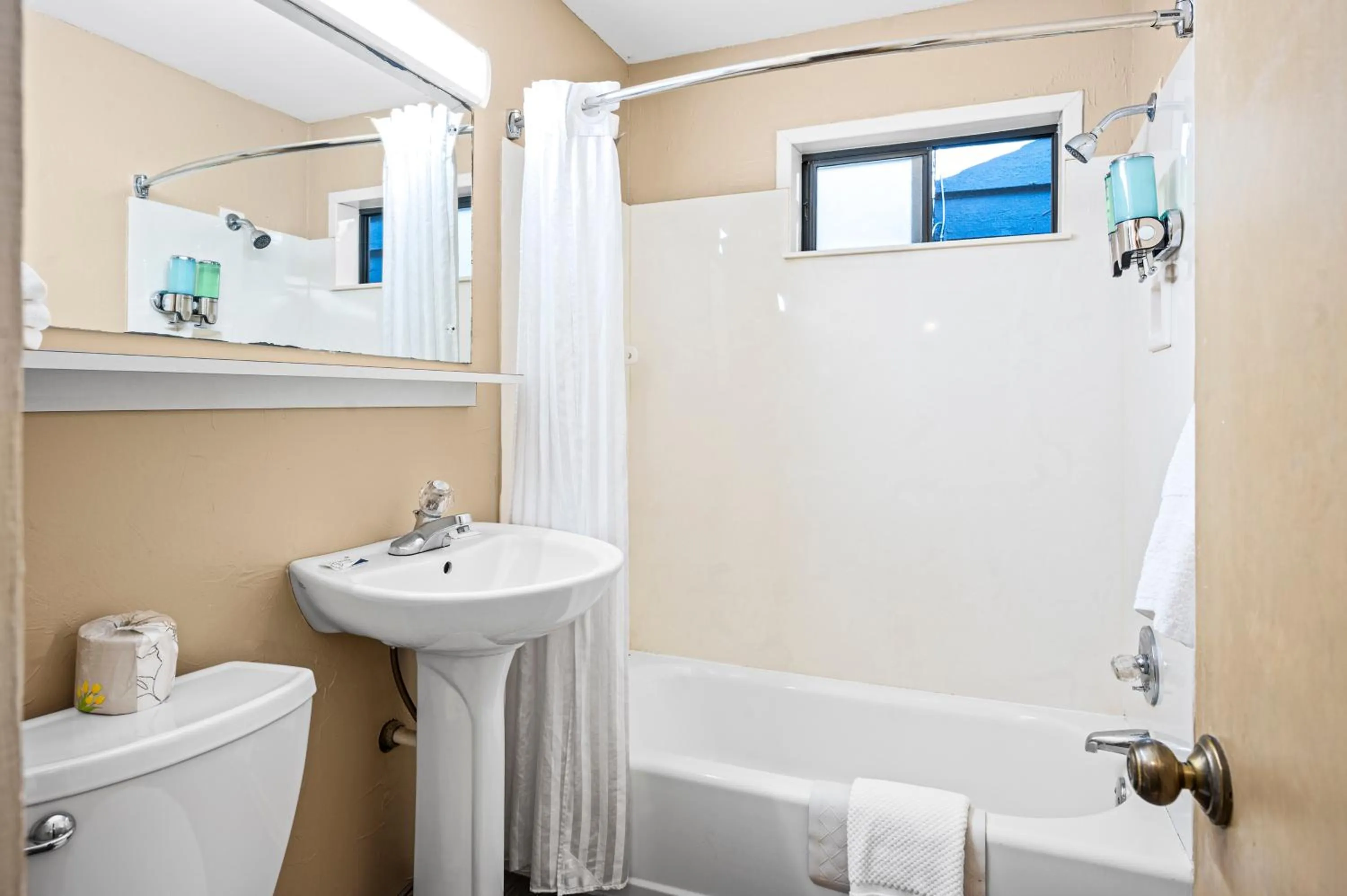 Carr's Northside Hotel and Cottages