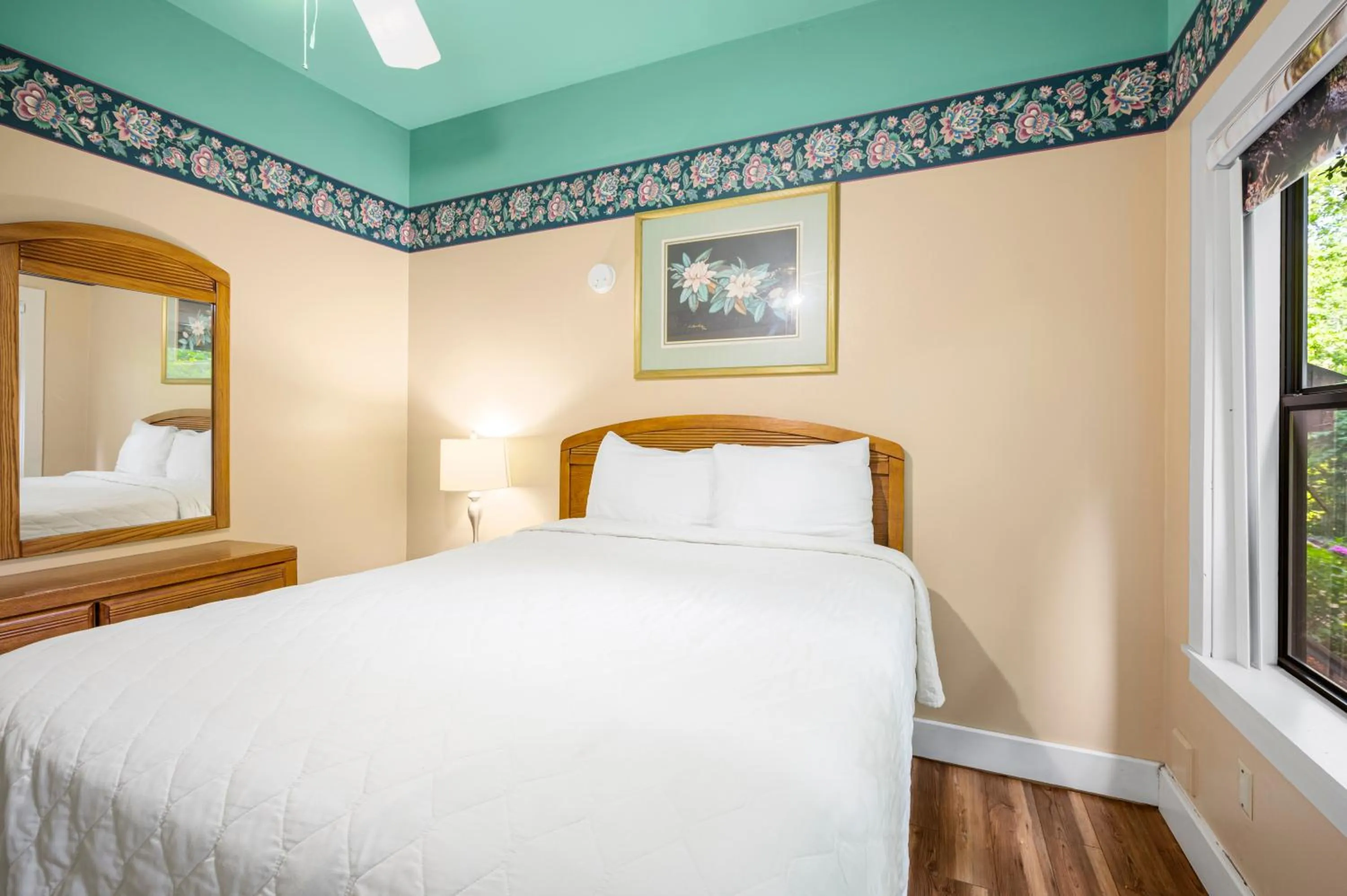 Bed in Carr's Northside Hotel and Cottages