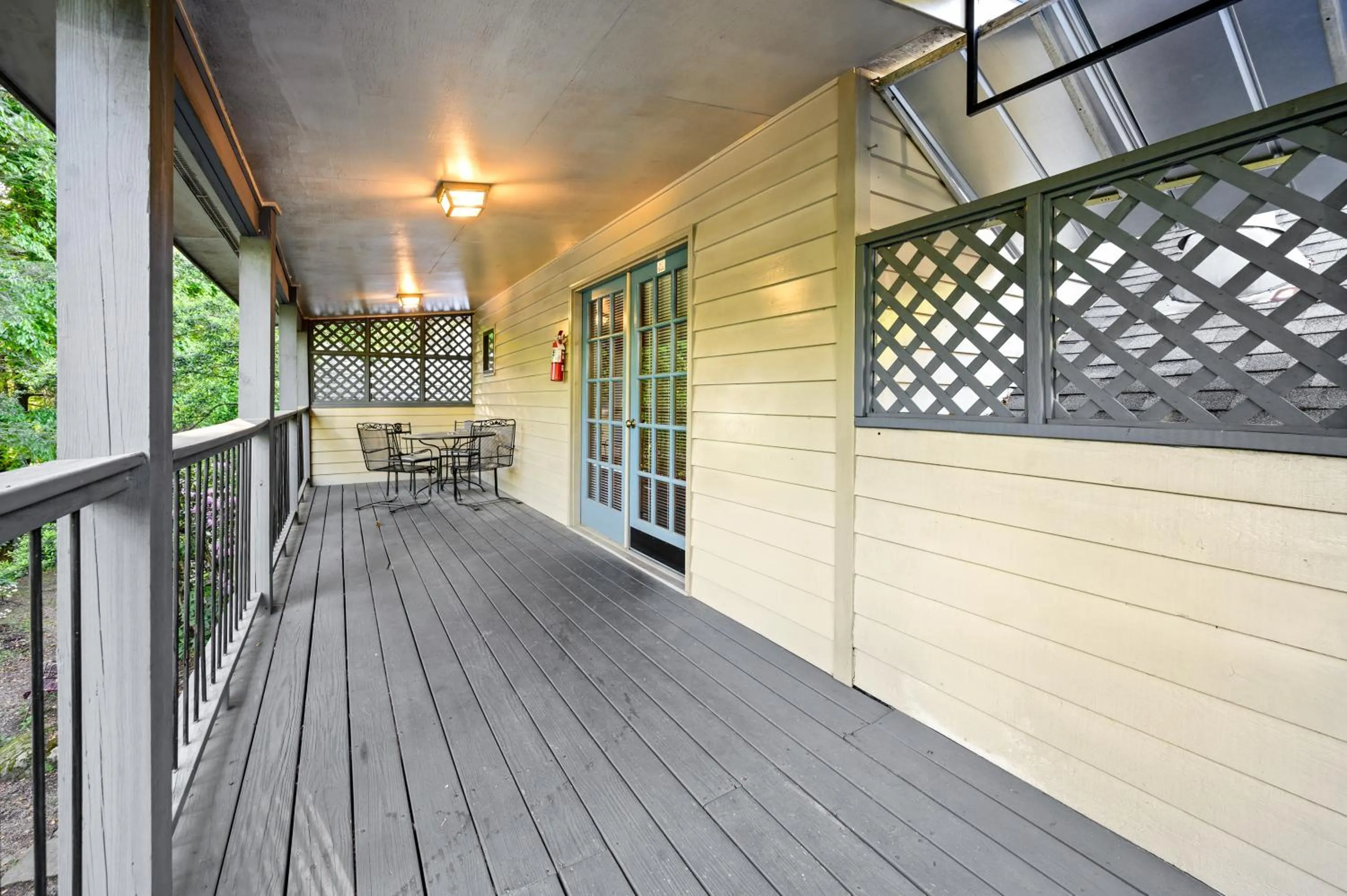 Carr's Northside Hotel and Cottages