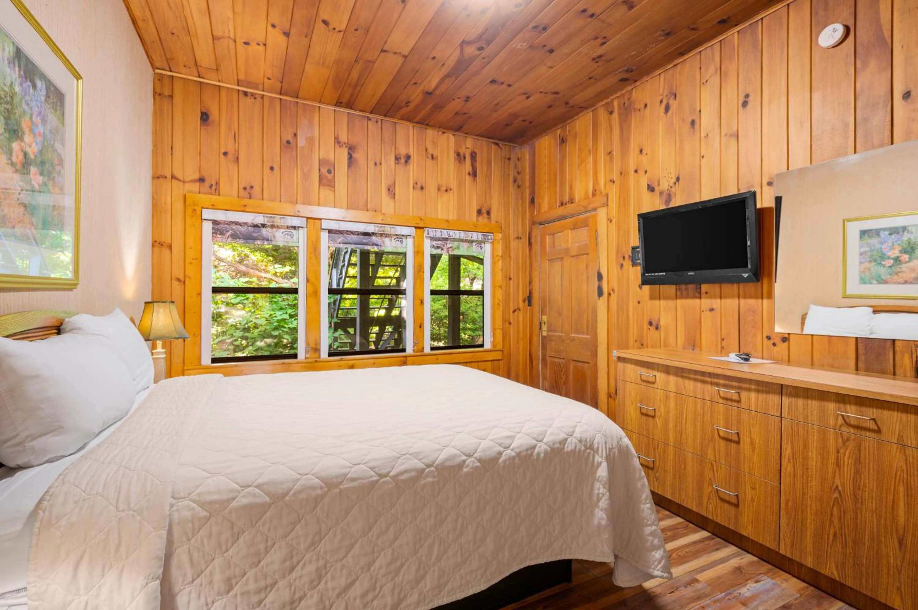 Bed in Carr's Northside Hotel and Cottages