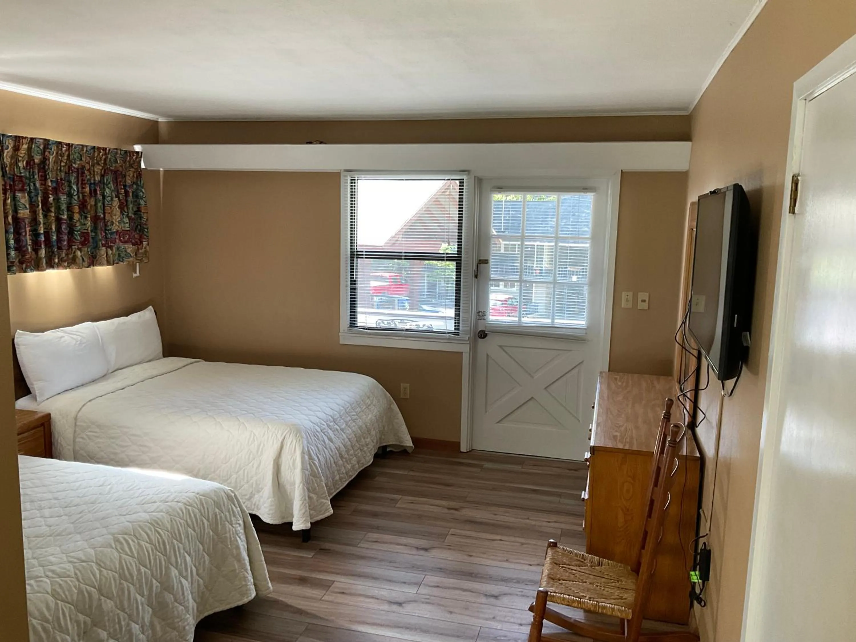 Bed in Carr's Northside Hotel and Cottages