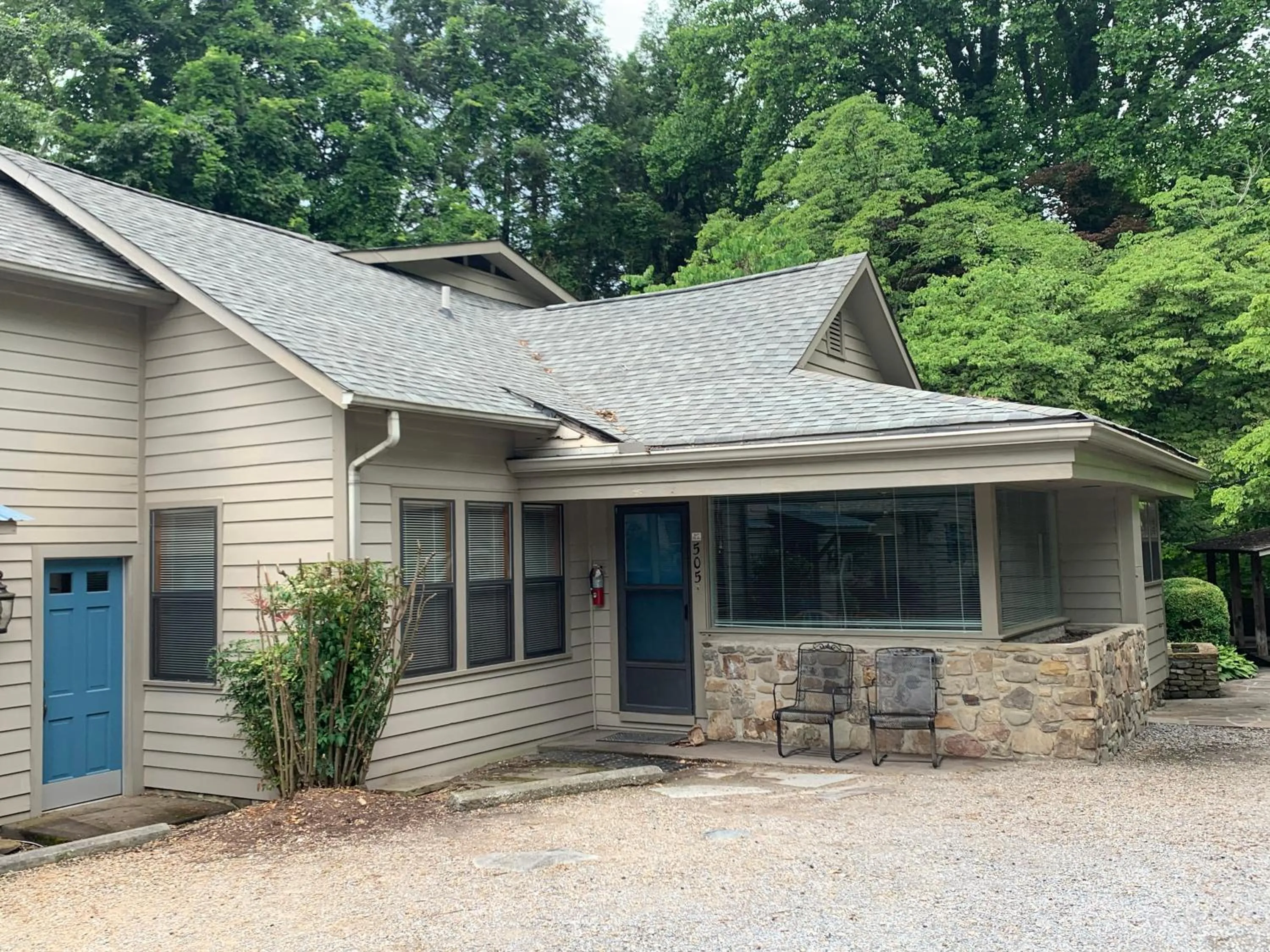 Property building in Carr's Northside Hotel and Cottages