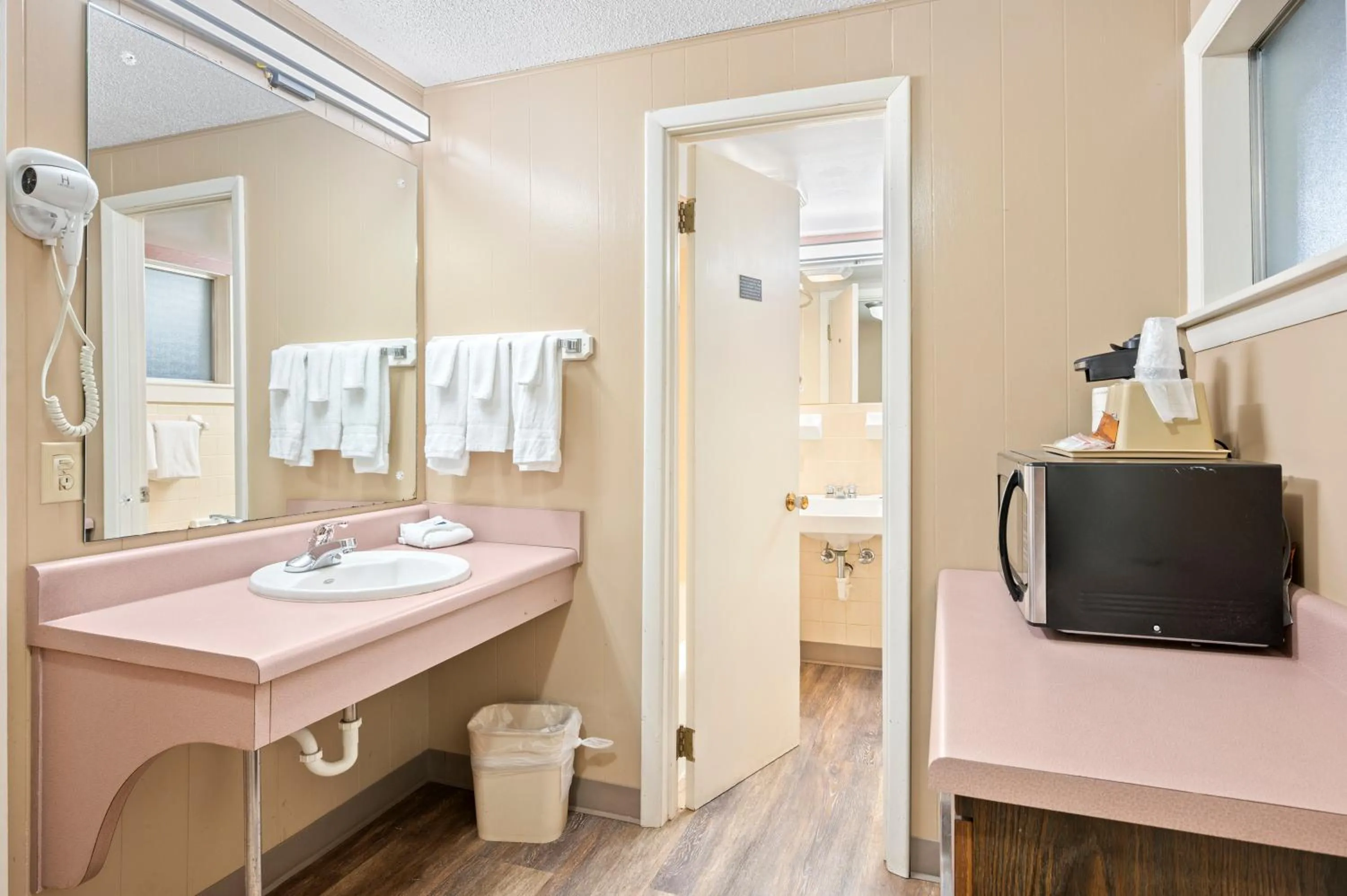 Carr's Northside Hotel and Cottages