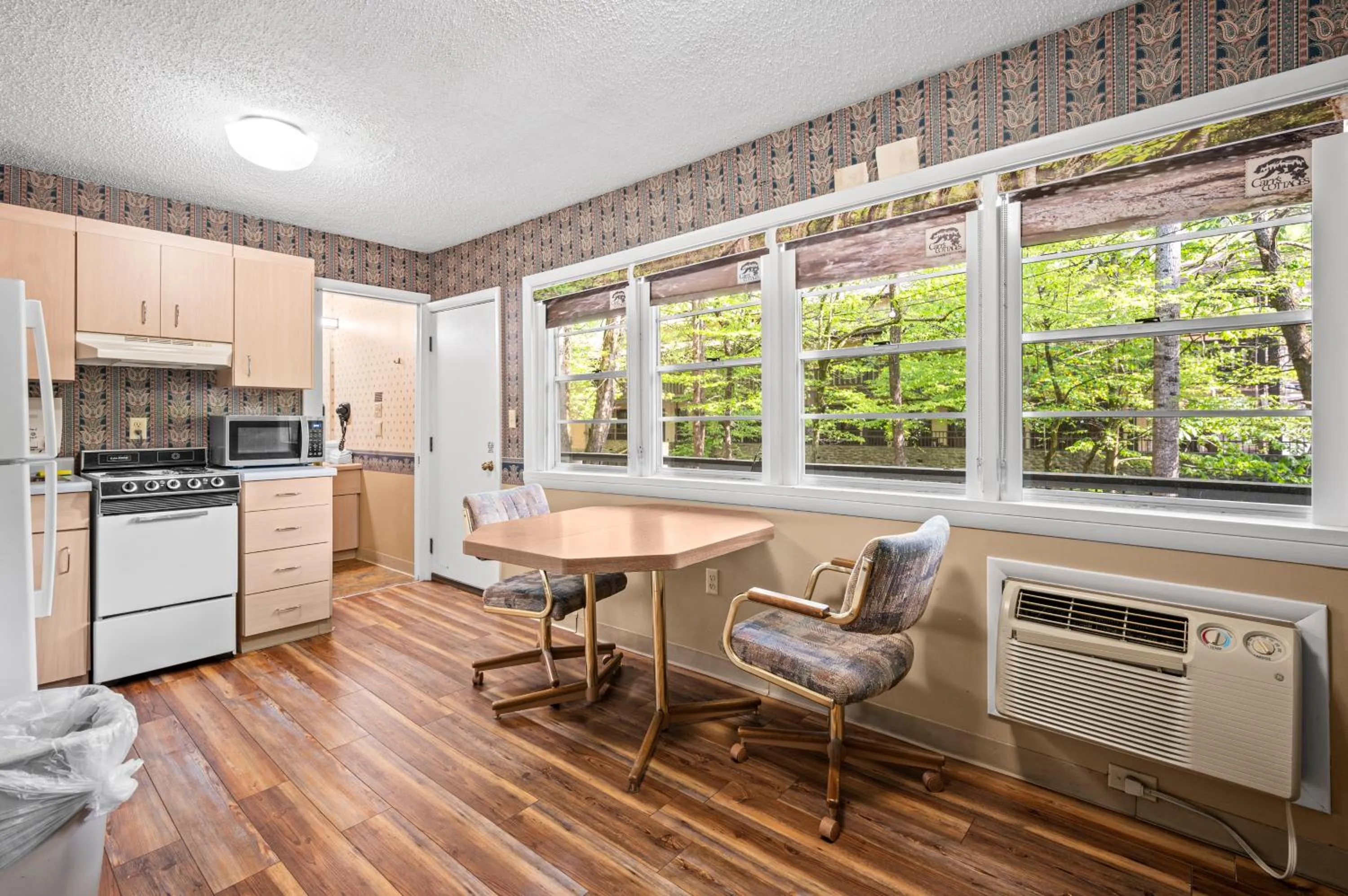 Carr's Northside Hotel and Cottages