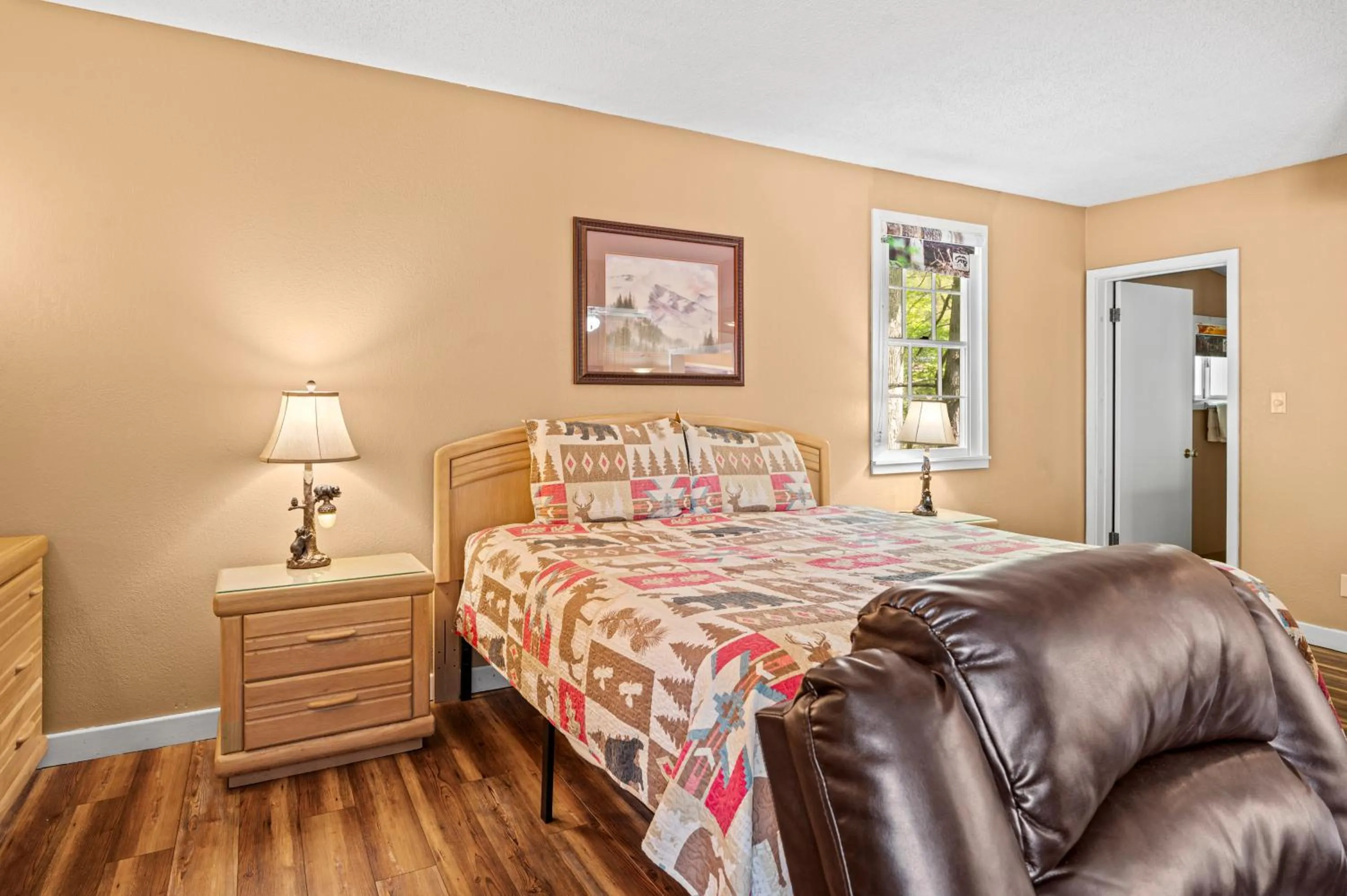 Bed in Carr's Northside Hotel and Cottages