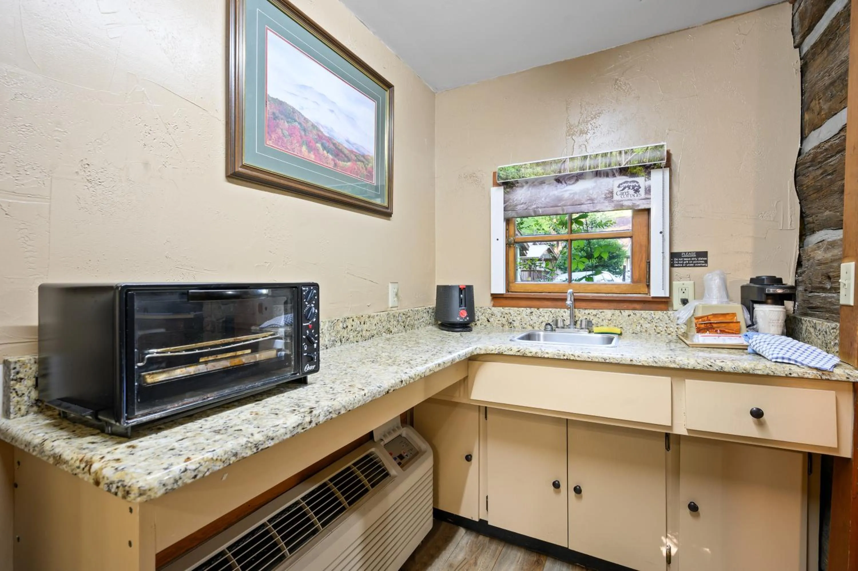 Carr's Northside Hotel and Cottages