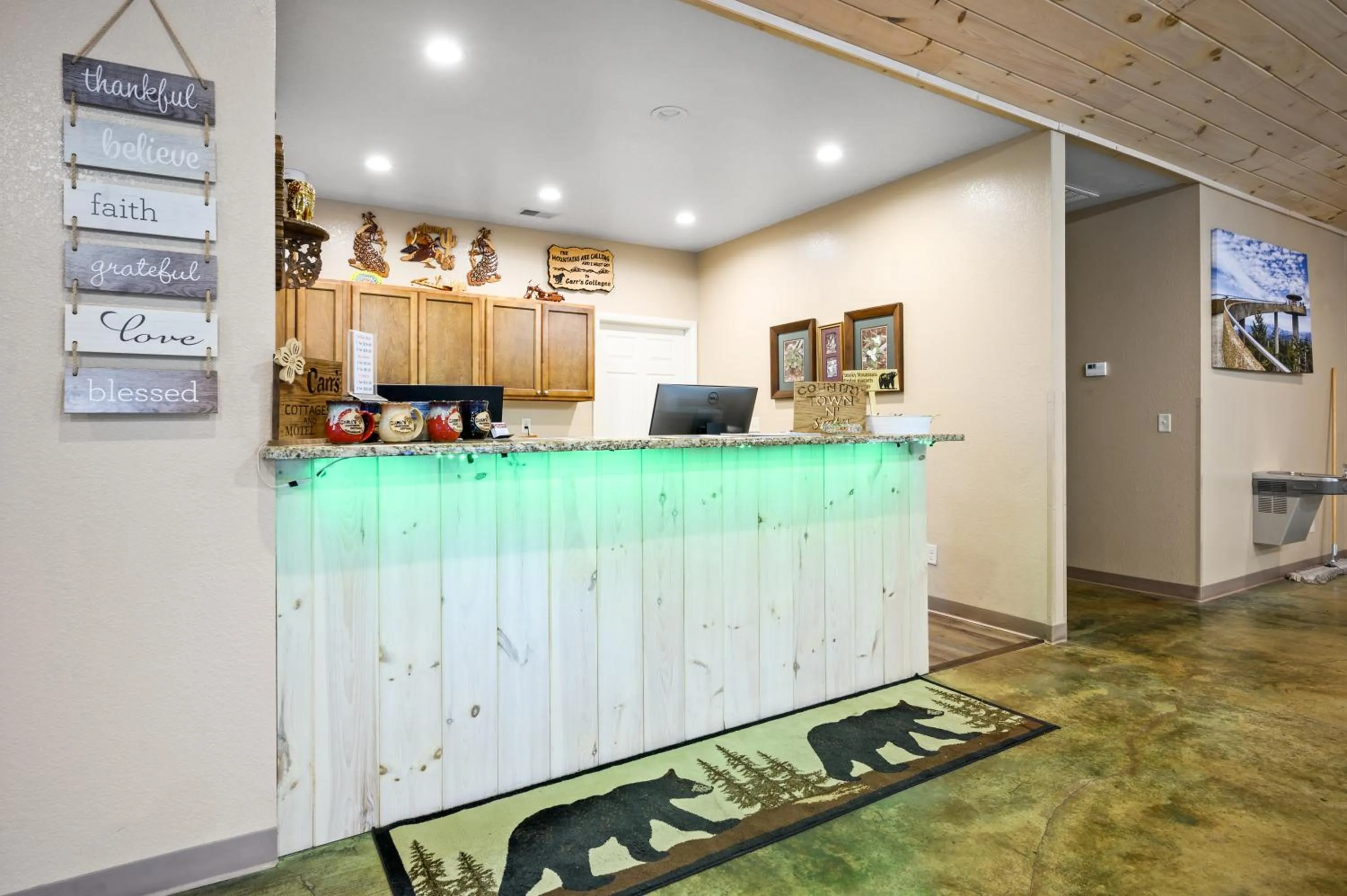 Carr's Northside Hotel and Cottages