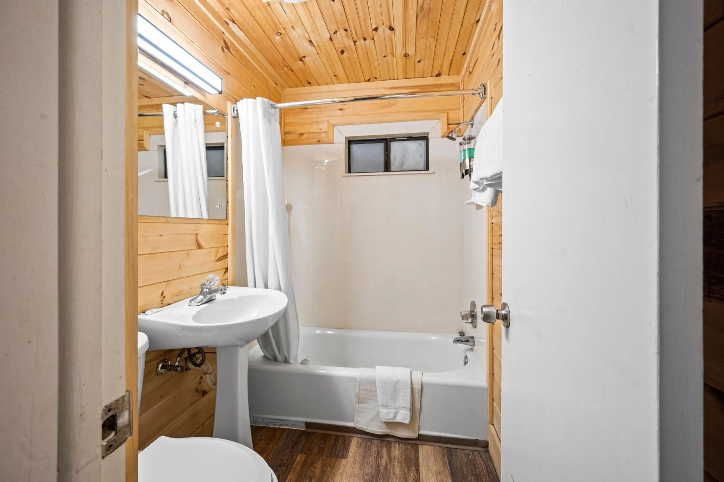 Carr's Northside Hotel and Cottages