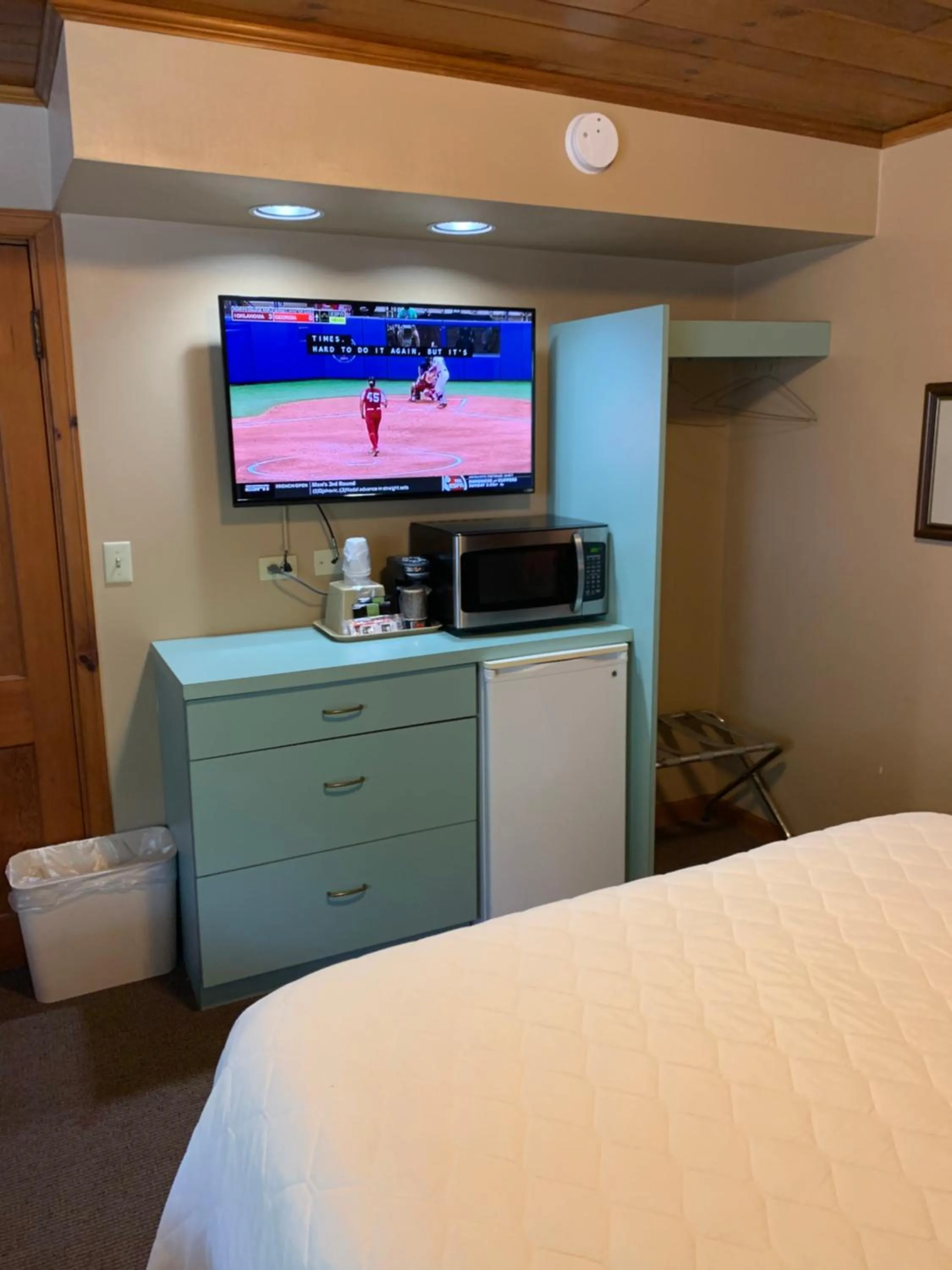 Bed in Carr's Northside Hotel and Cottages