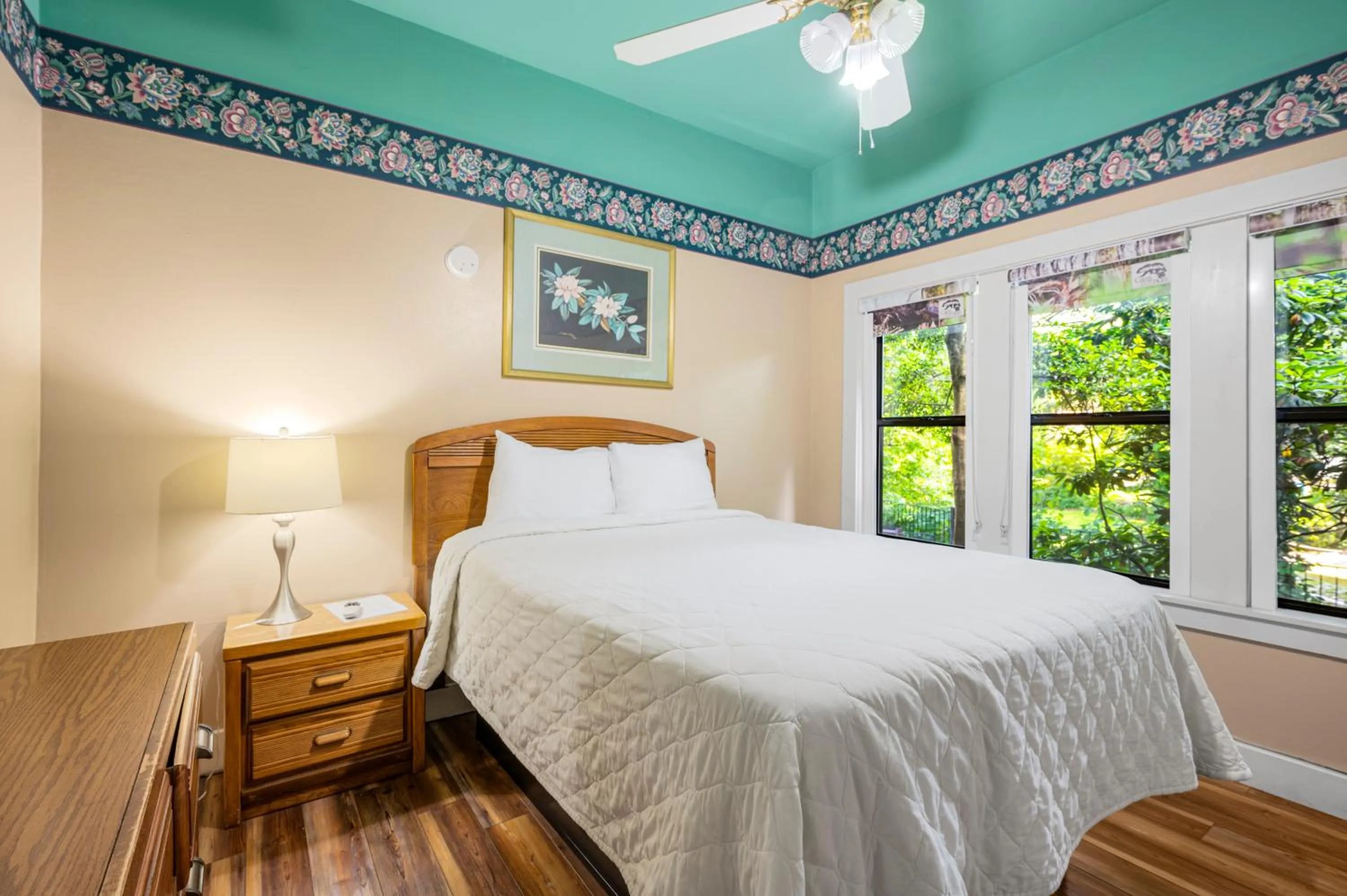 Bed in Carr's Northside Hotel and Cottages