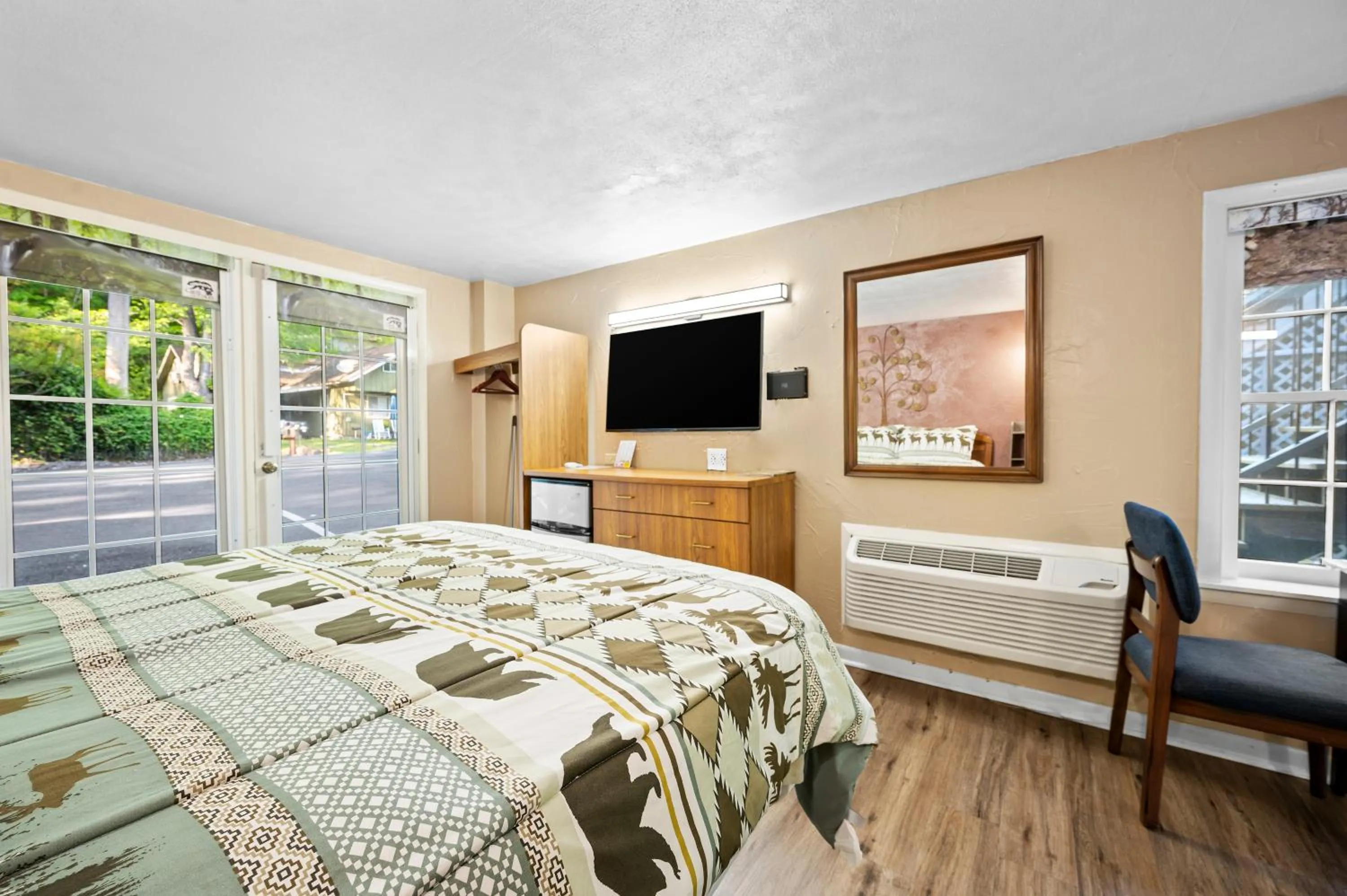 Bed in Carr's Northside Hotel and Cottages