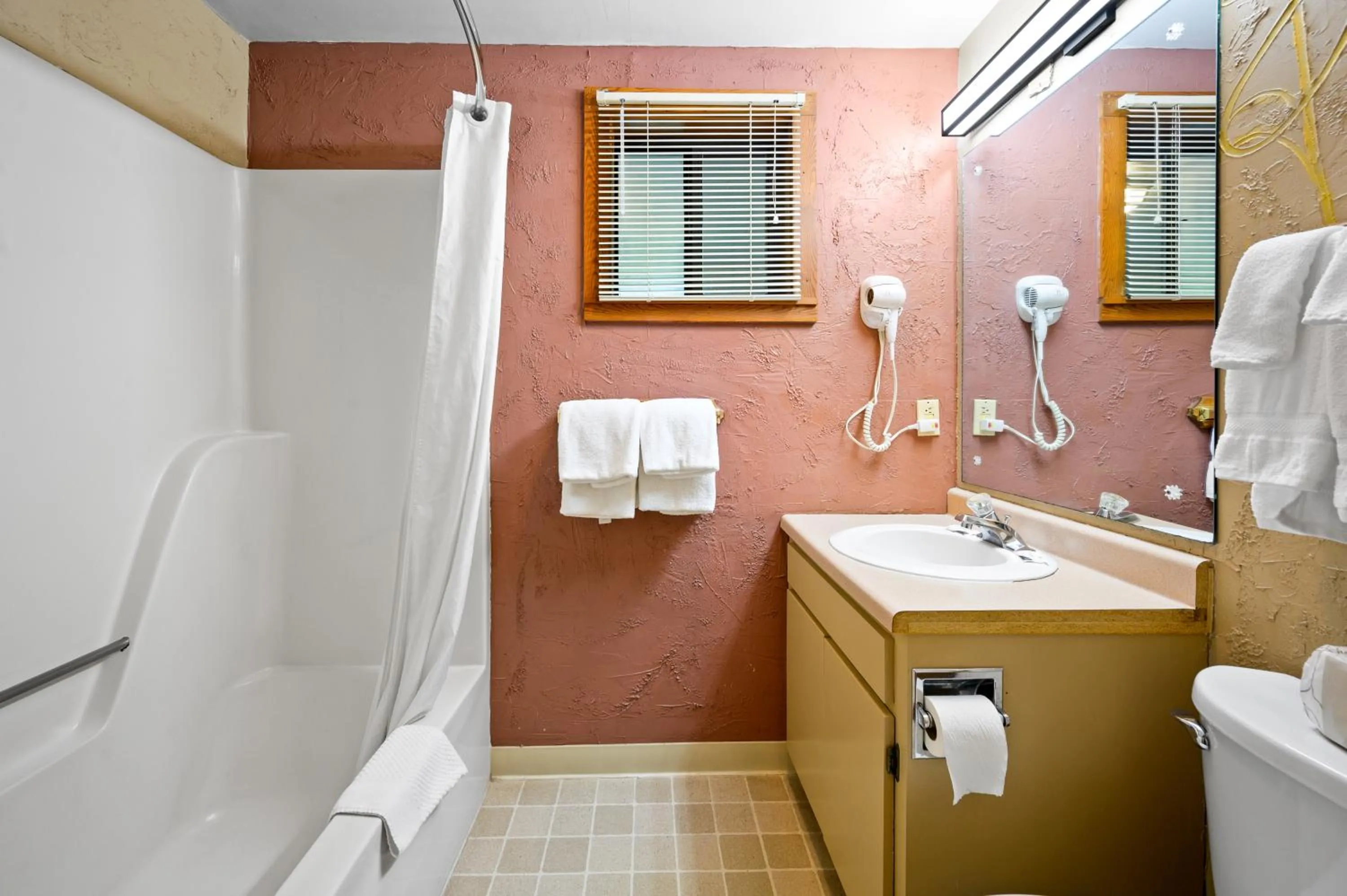 Carr's Northside Hotel and Cottages