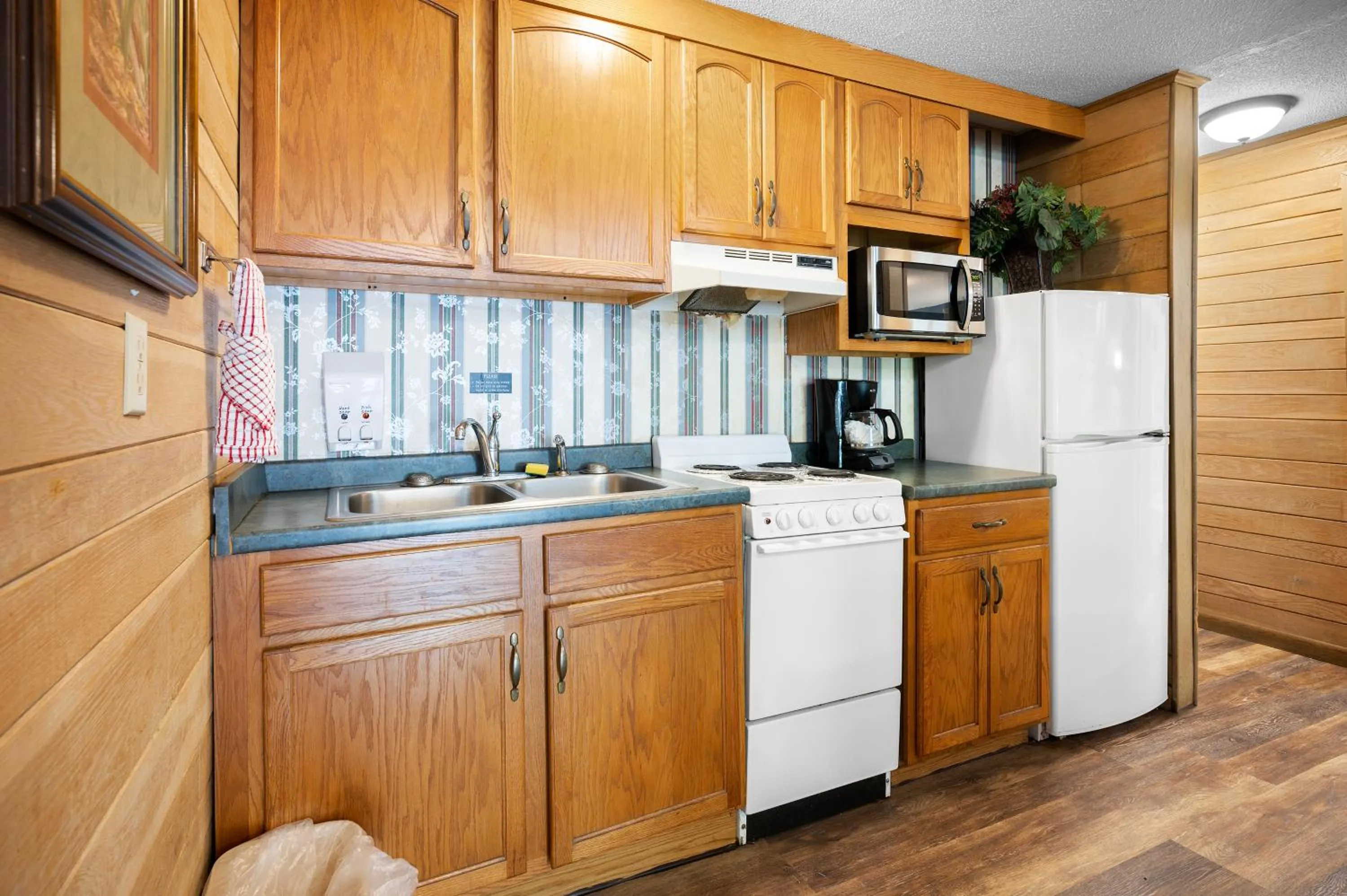 Carr's Northside Hotel and Cottages