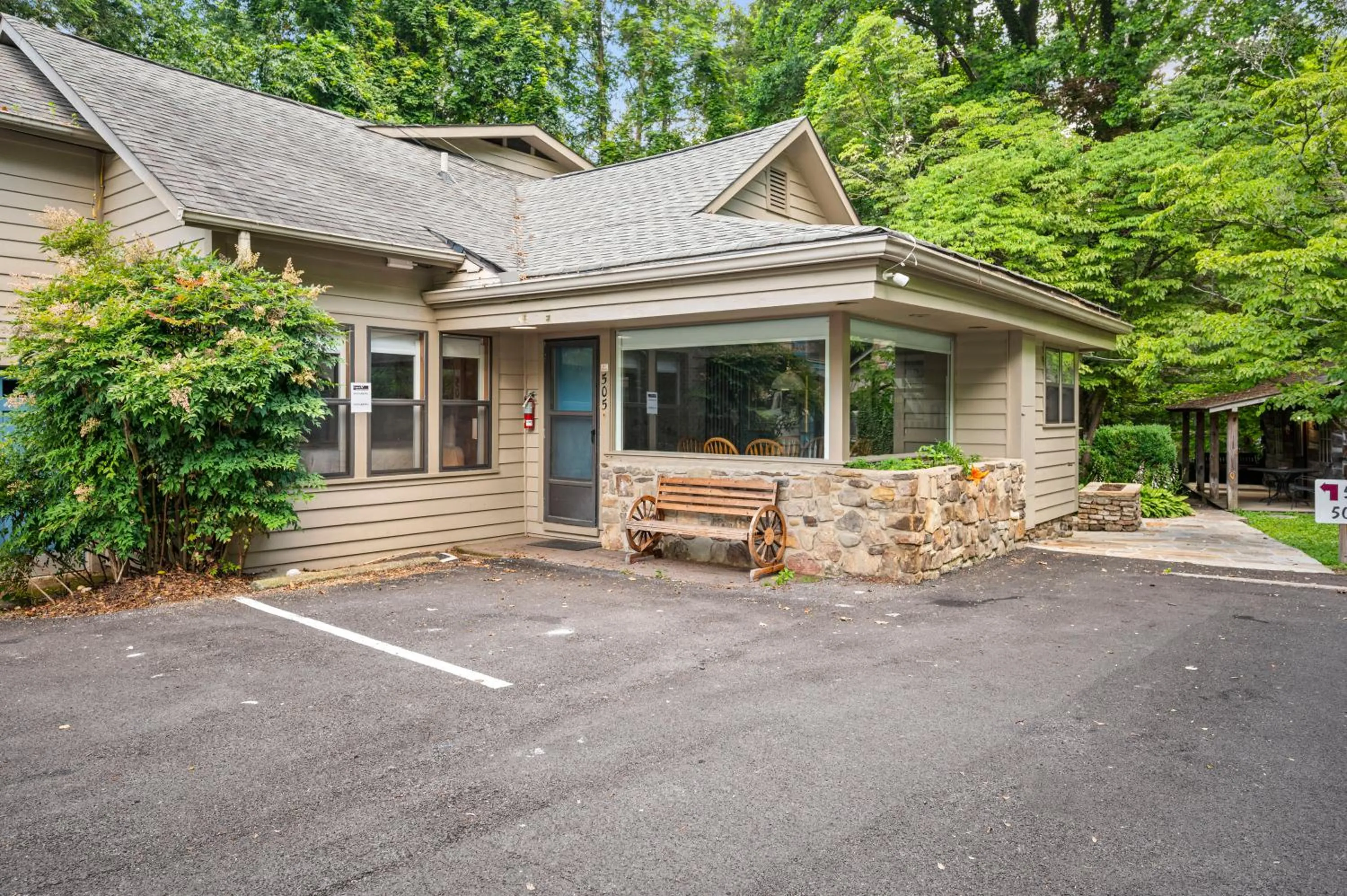 Carr's Northside Hotel and Cottages