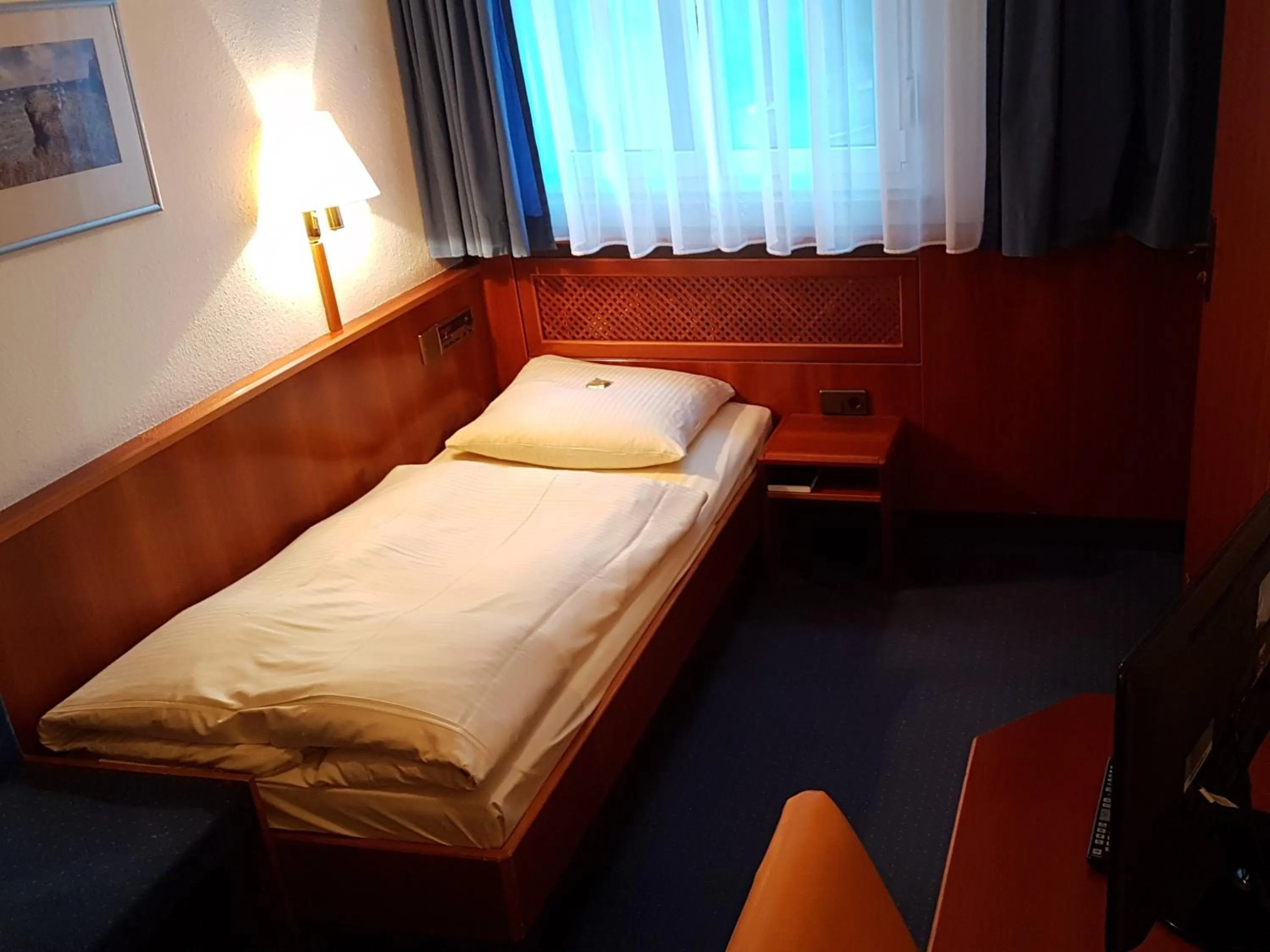 Bedroom, Bed in City Hotel Stuttgart