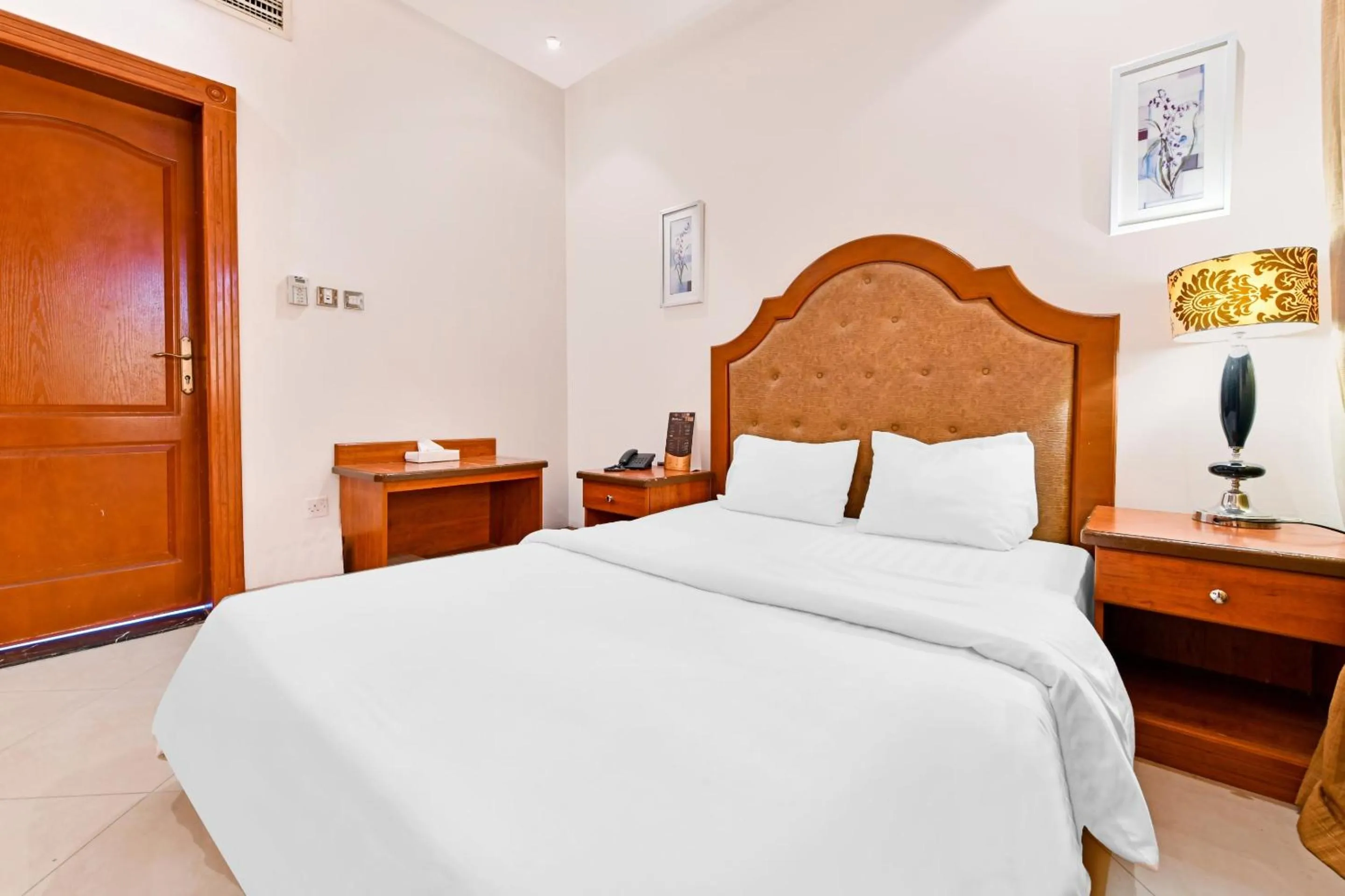 Bedroom, Bed in OYO 118 Revira Hotel