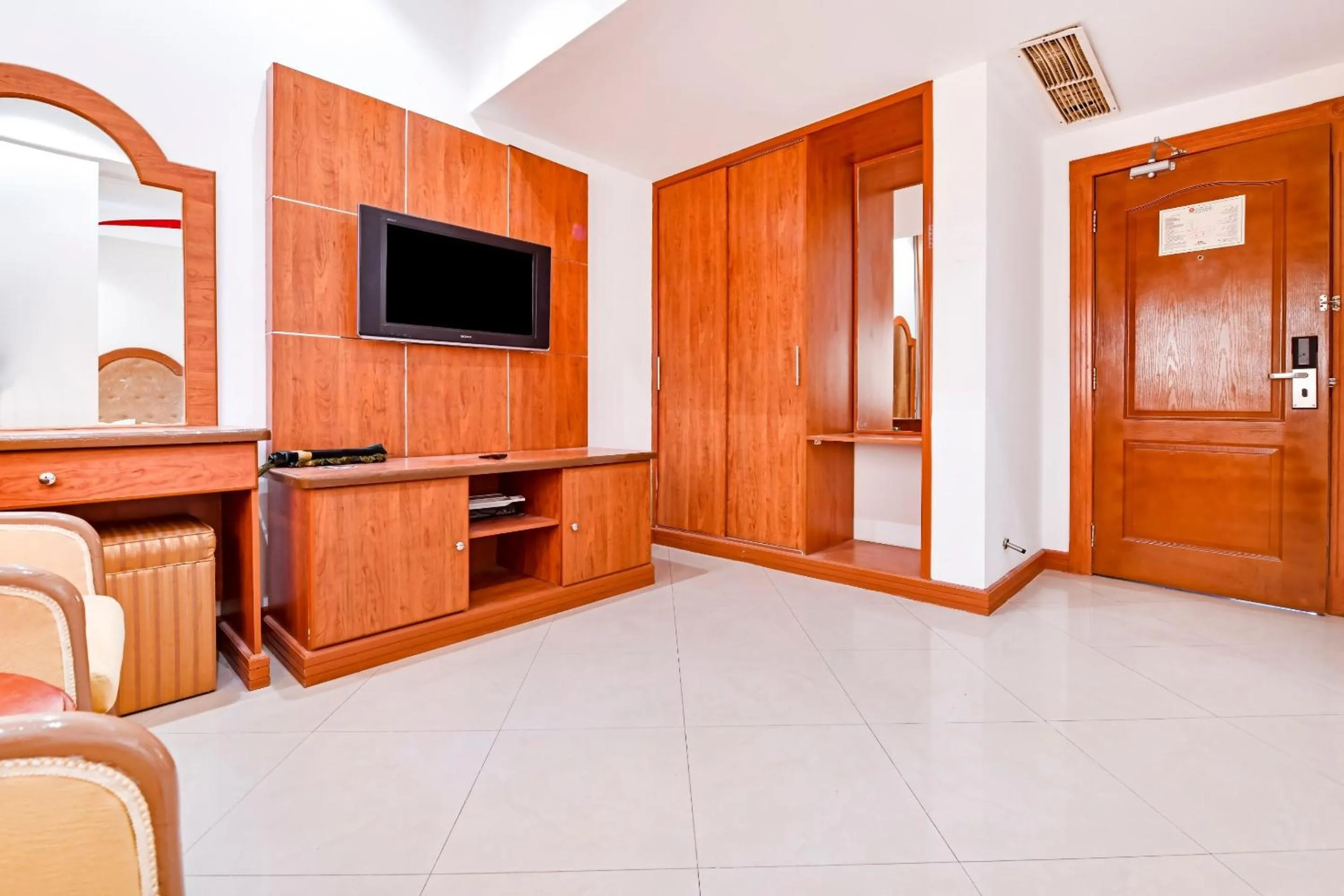 Bedroom in OYO 118 Revira Hotel