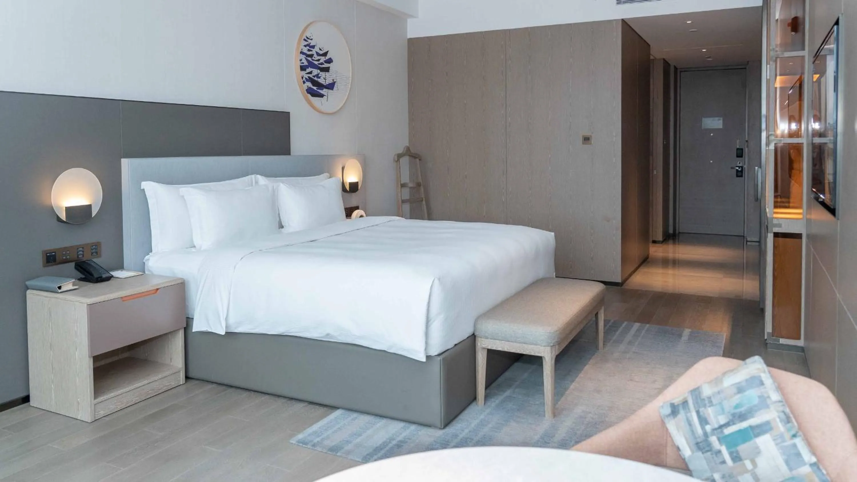 Photo of the whole room, Bed in Vignette Collection Hangzhou Huaxia Center Hotel by IHG