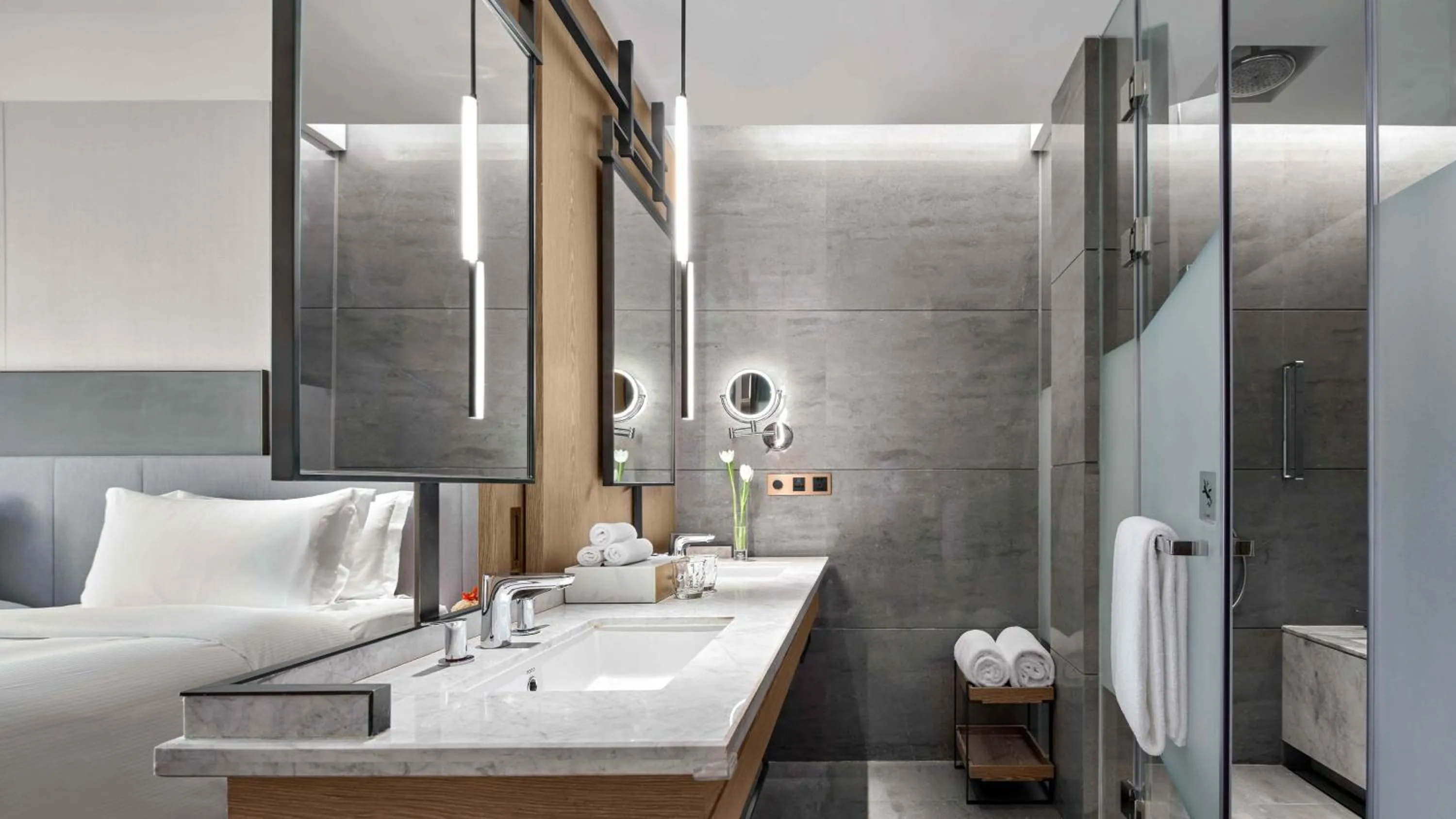 Photo of the whole room, Bed in Vignette Collection Hangzhou Huaxia Center Hotel by IHG