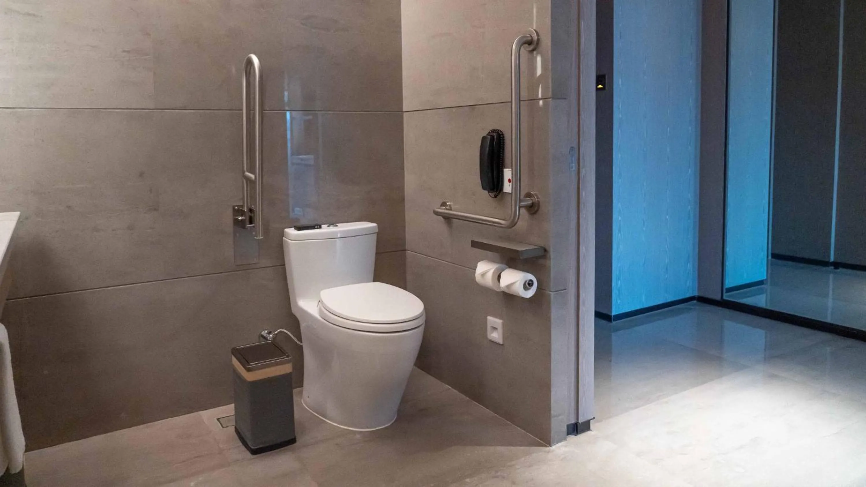 Photo of the whole room in Vignette Collection Hangzhou Huaxia Center Hotel by IHG