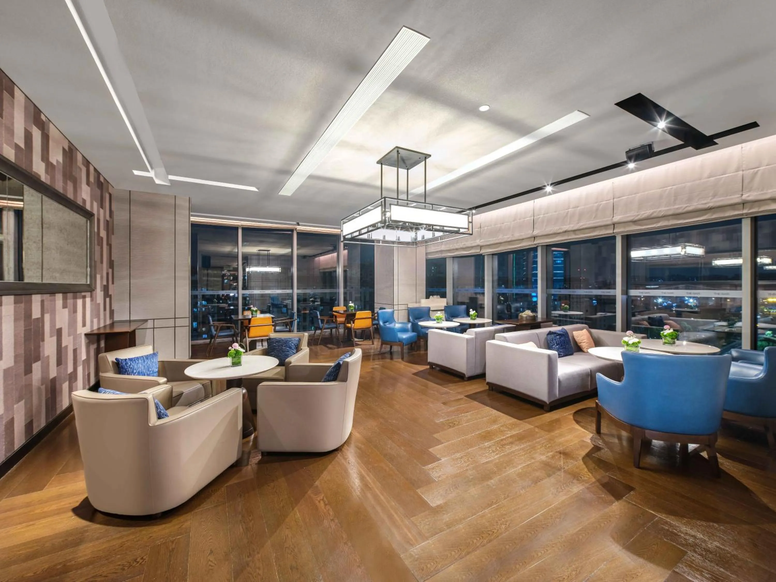 Lounge or bar in Vignette Collection Hangzhou Huaxia Center Hotel by IHG